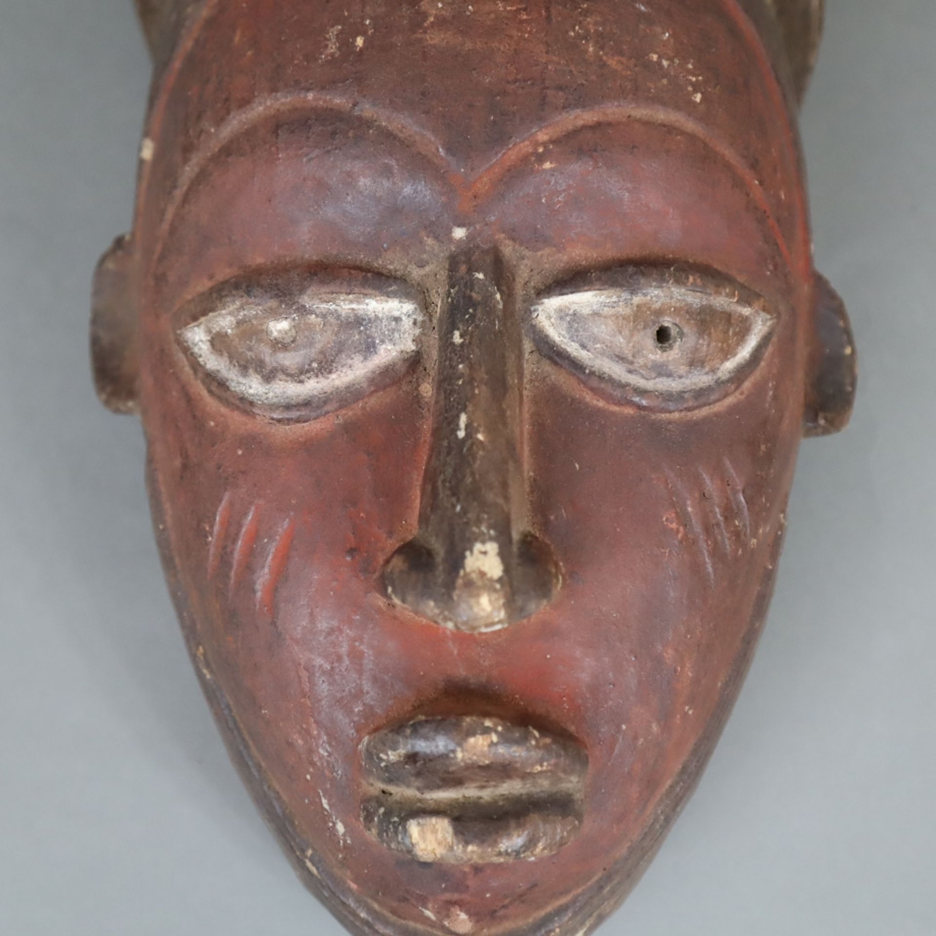 Afrikanische Holzmaske - Holz dunkel gefärbt, schwarz und rot eingefärbt, Ränder mit runden Durchbo - Bild 2 aus 6
