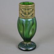 Glasvase - wohl Wilhelm Kralik Sohn/Böhmen, um 1900, grünes mattiertes Glas, irisierte Oberfläche, 