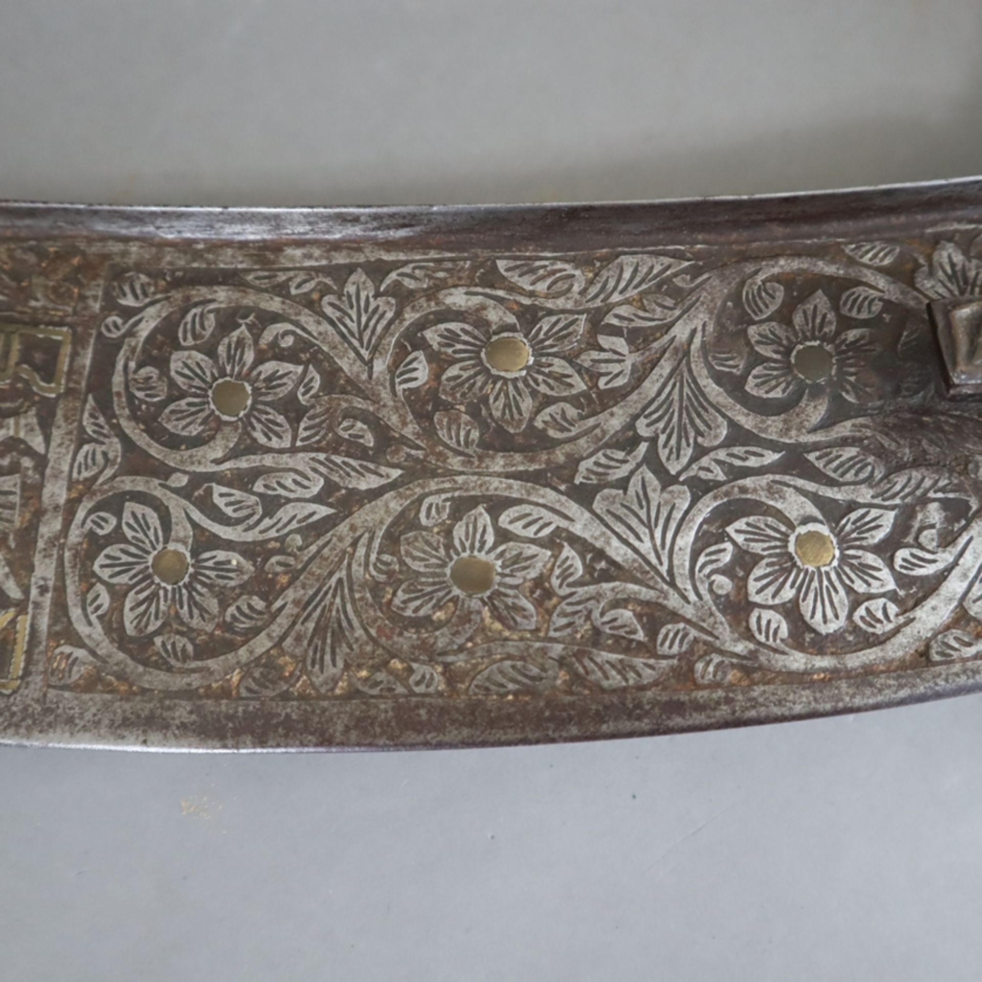 Tegha-Schwert - Mogul-Indien, 18./19. Jh., Eisen und vergoldete/tauschierte Bronze, breite und schw - Image 4 of 15