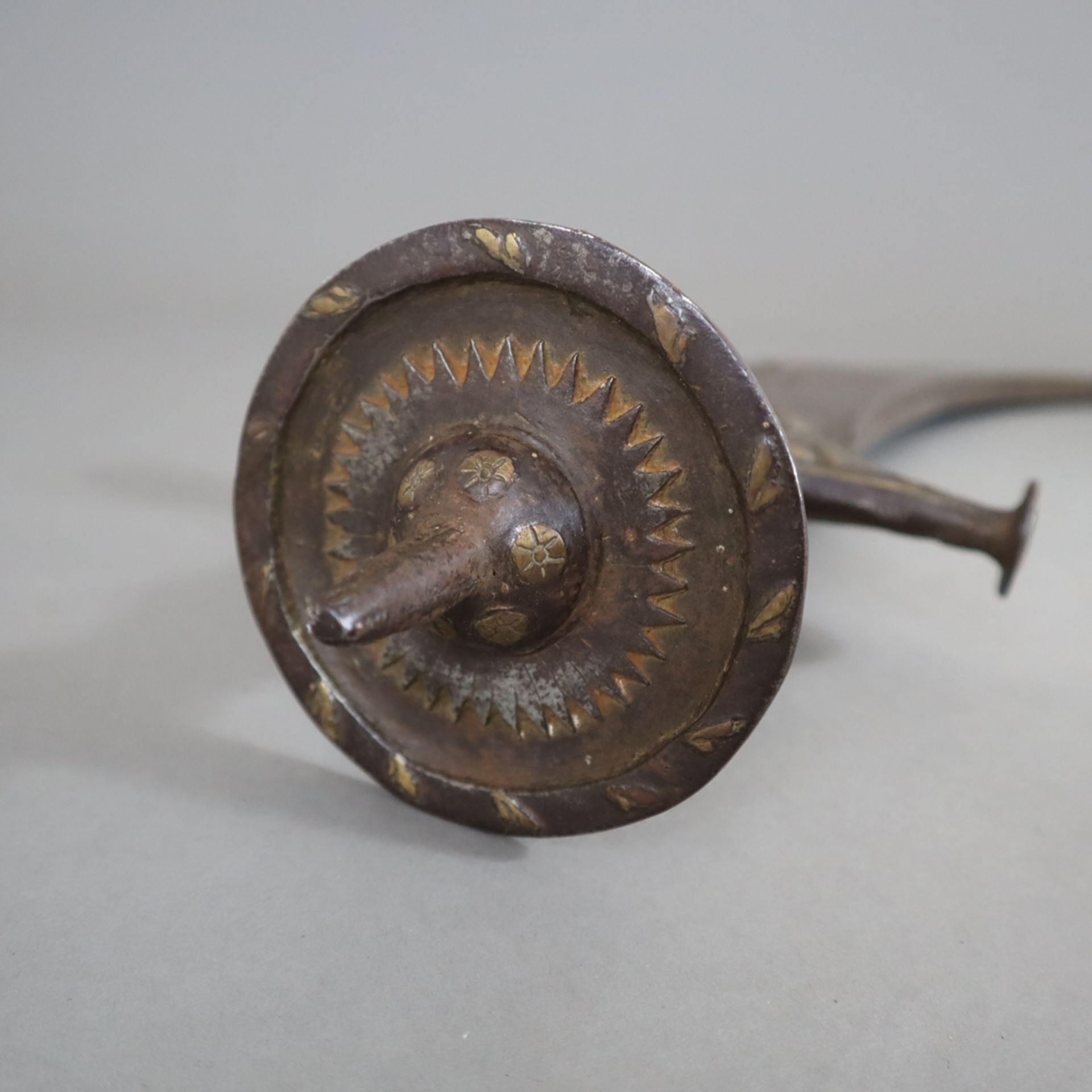 Tegha-Schwert - Mogul-Indien, 18./19. Jh., Eisen und vergoldete/tauschierte Bronze, breite und schw - Image 12 of 15