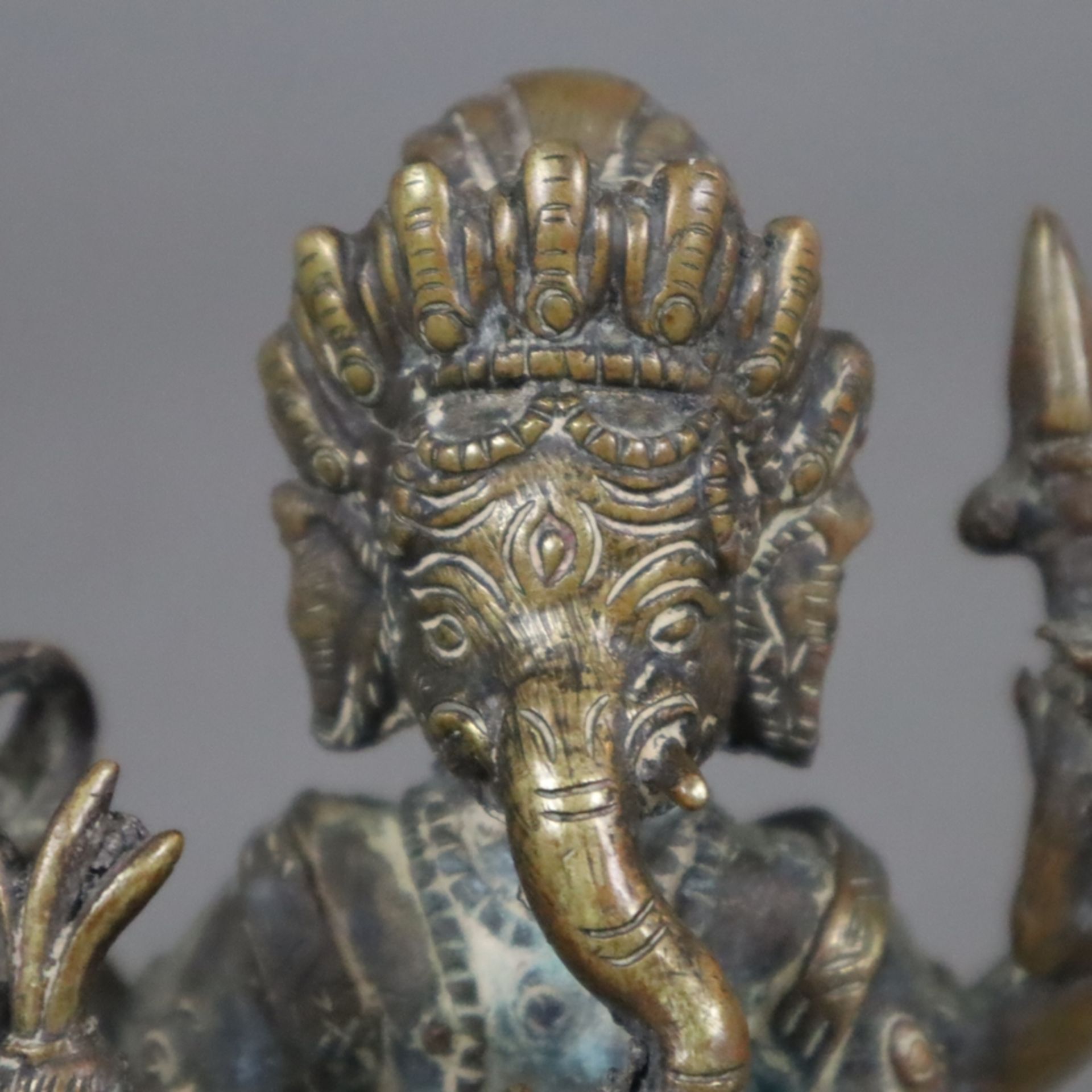 Ganesha - Nepal, Gelbbronze, in sitzender Haltung auf Lotospodest, Ratte zu seinen Füßen, vierarmig - Bild 2 aus 10