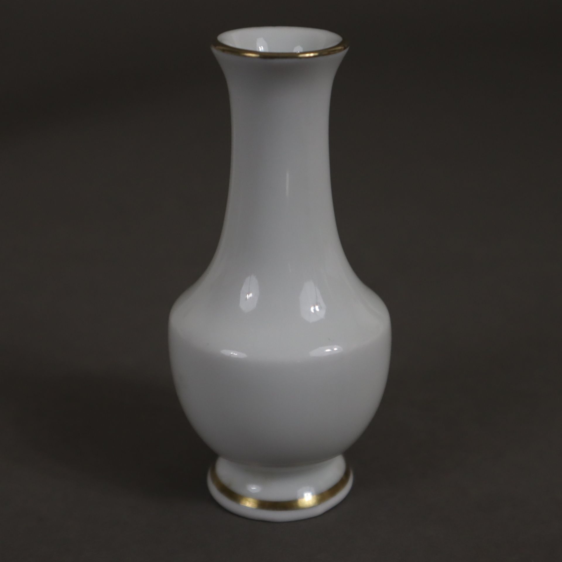 Konvolut Weißporzellan - 3-teilig, glasiert, Goldstaffage, 1x Vase, KPM Berlin, Rand mit Schmetterl - Image 3 of 7