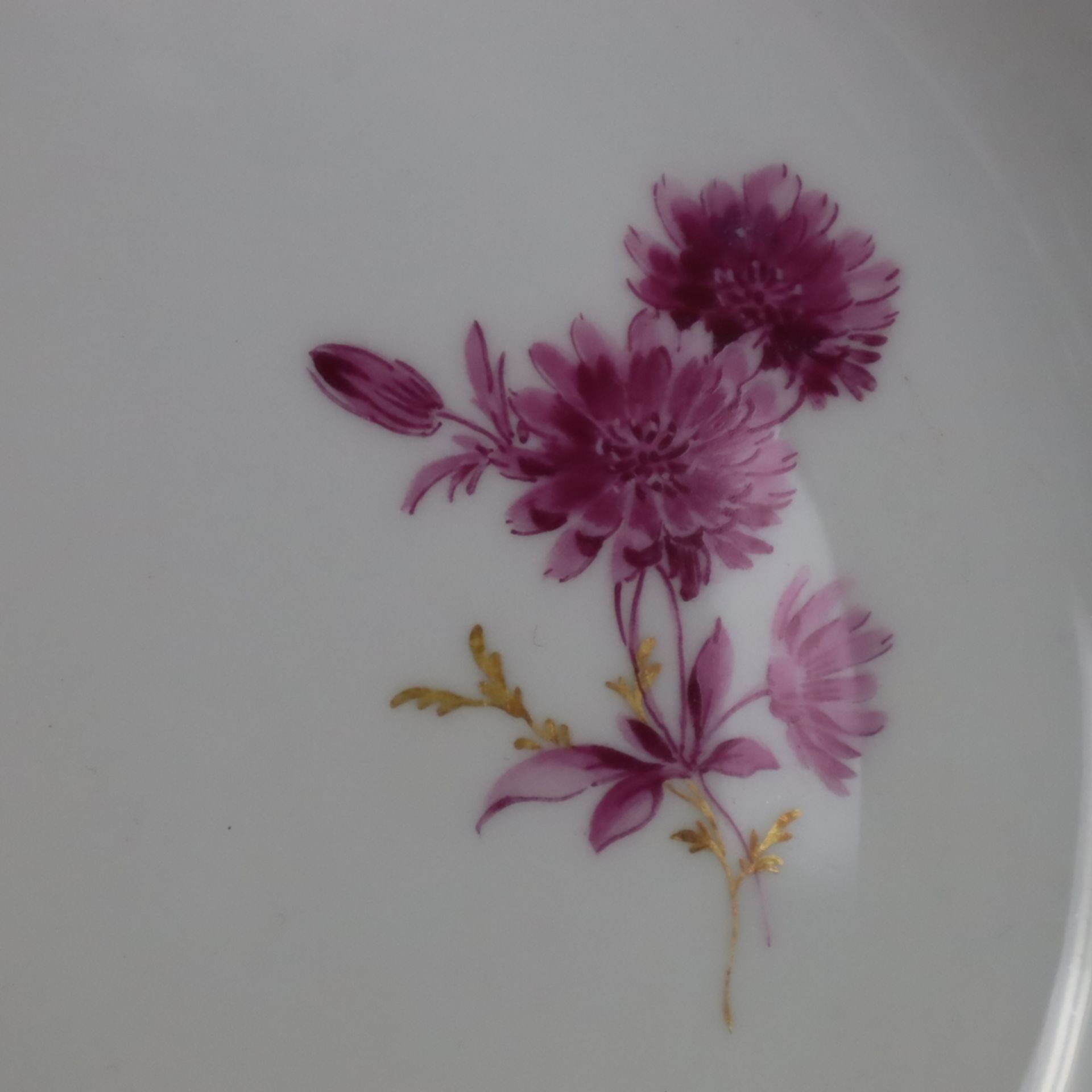 Fünf Suppenteller - Meissen, Form "Neuer Ausschnitt", Porzellan, purpurrote Blumenmalerei mit Golda - Image 6 of 6