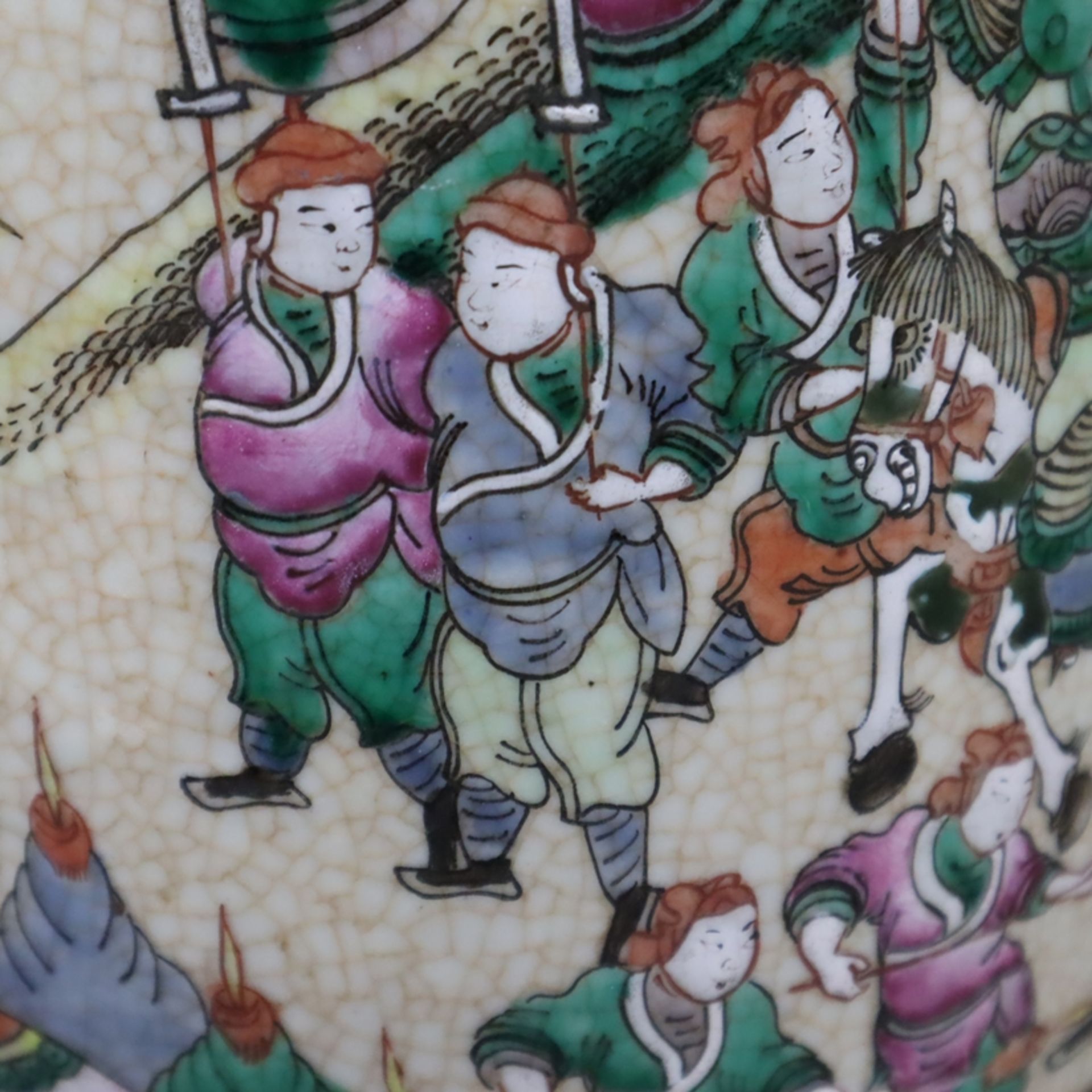 Balustervase auf Holzstand - China, gräuliche bzw. bräunliche Glasur mit feinem Craquelé, polychrom - Bild 11 aus 16