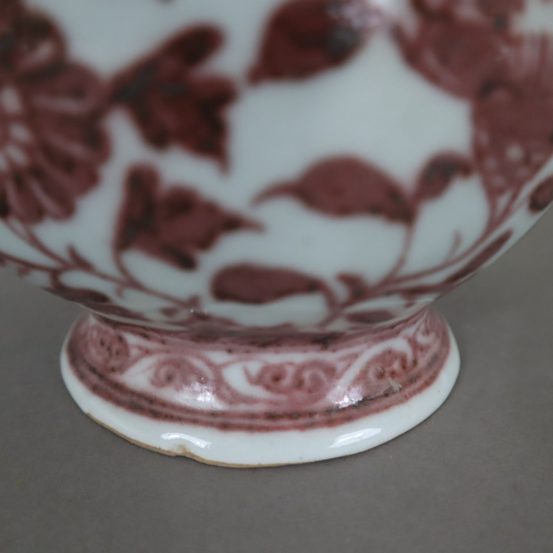 Cadogan-Zierkanne - Porzellan, Pfirsichform mit floralem Dekor in Unterglasurrot, H. ca. 14,5 cm, C - Bild 6 aus 8