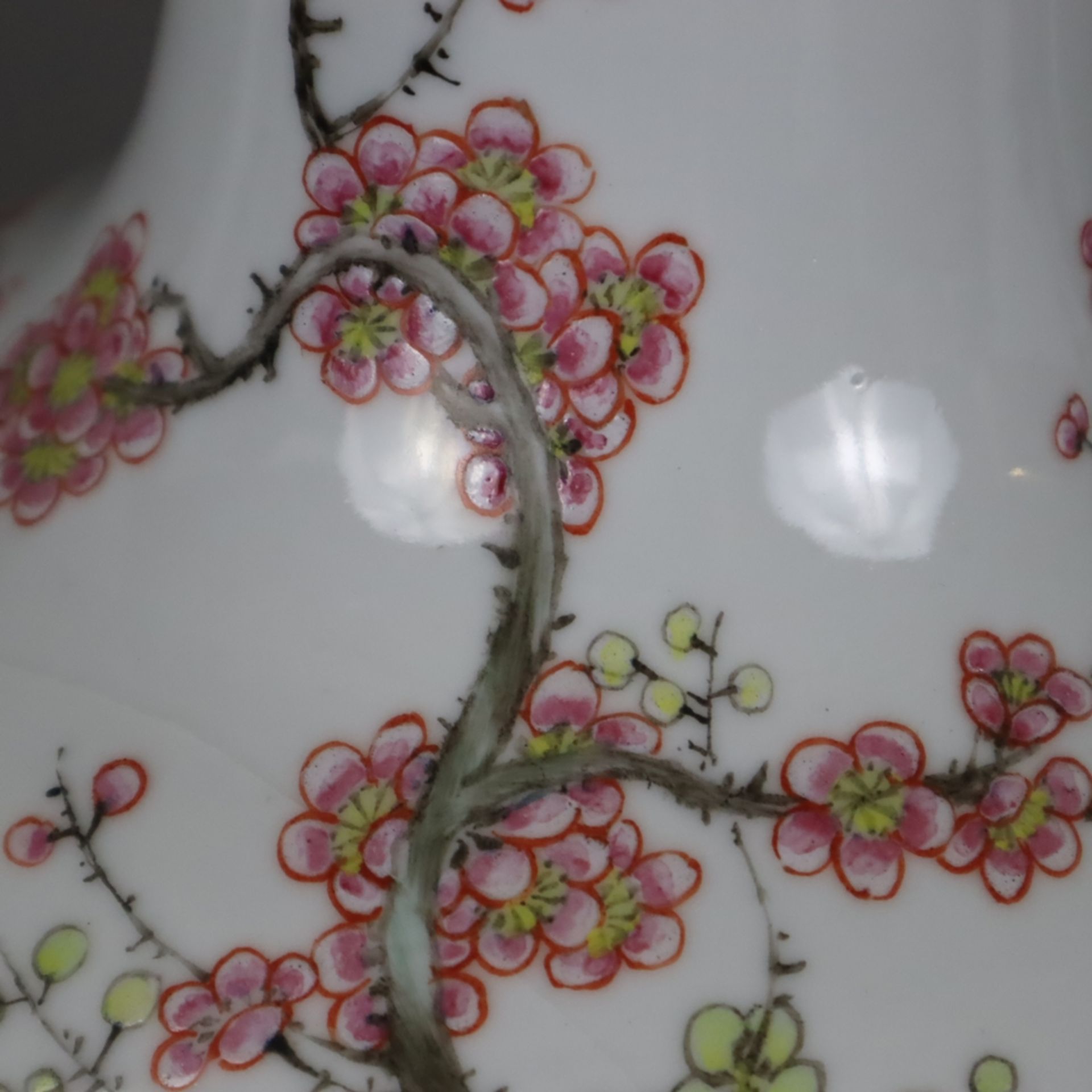 Famille rose-Balustervase - China, Porzellan, schauseitig fein bemalt mit blühenden Pflanzen am Zie - Bild 4 aus 11