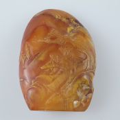 Kleine Steinschnitzerei - Handschmeichler von honigbrauner Farbe, durchscheinend, beschnitzt mit fi