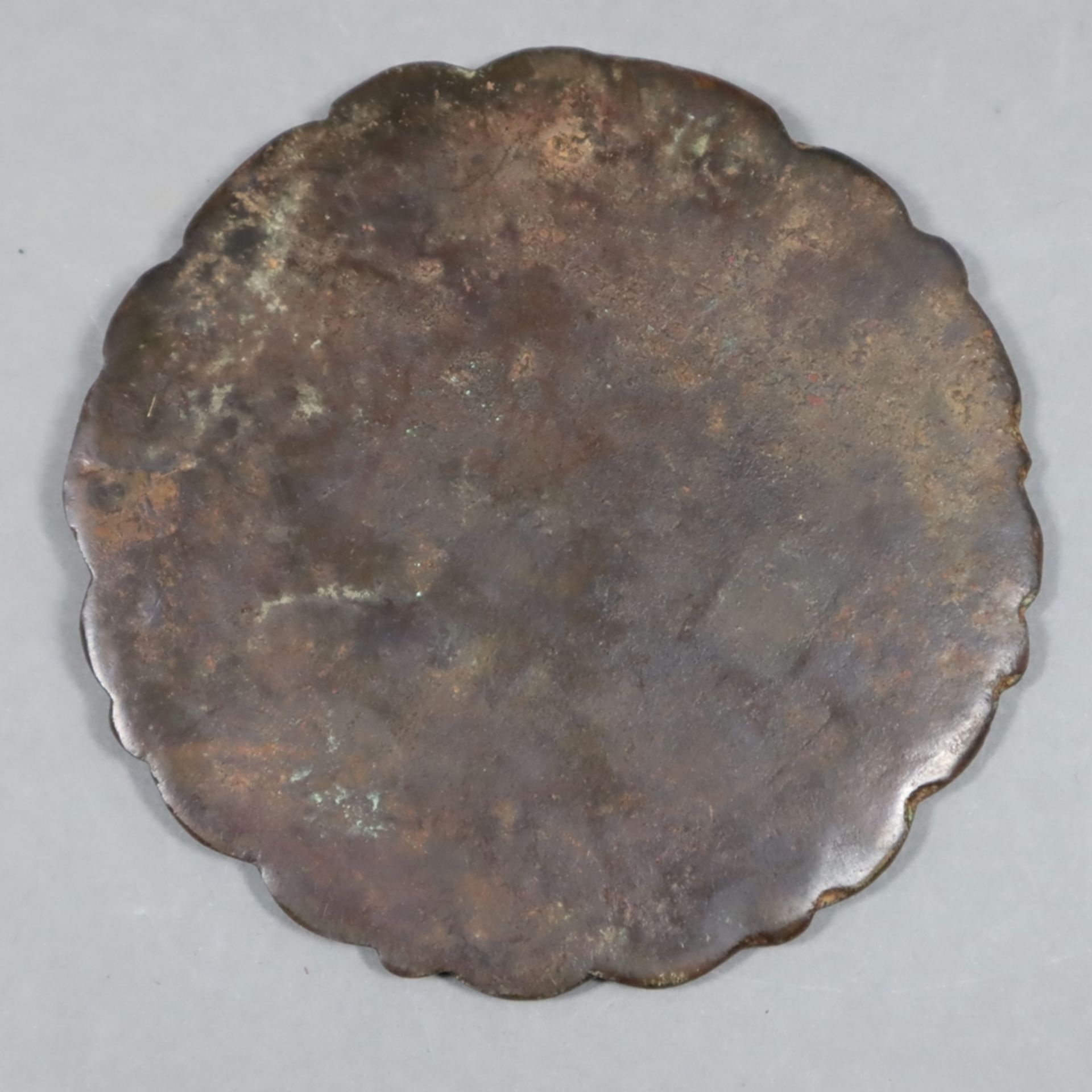 Zwei kleine Spiegel - Bronze, runde, flache teils passig geschweifte Scheibenform mit zentralem Kna - Image 5 of 5