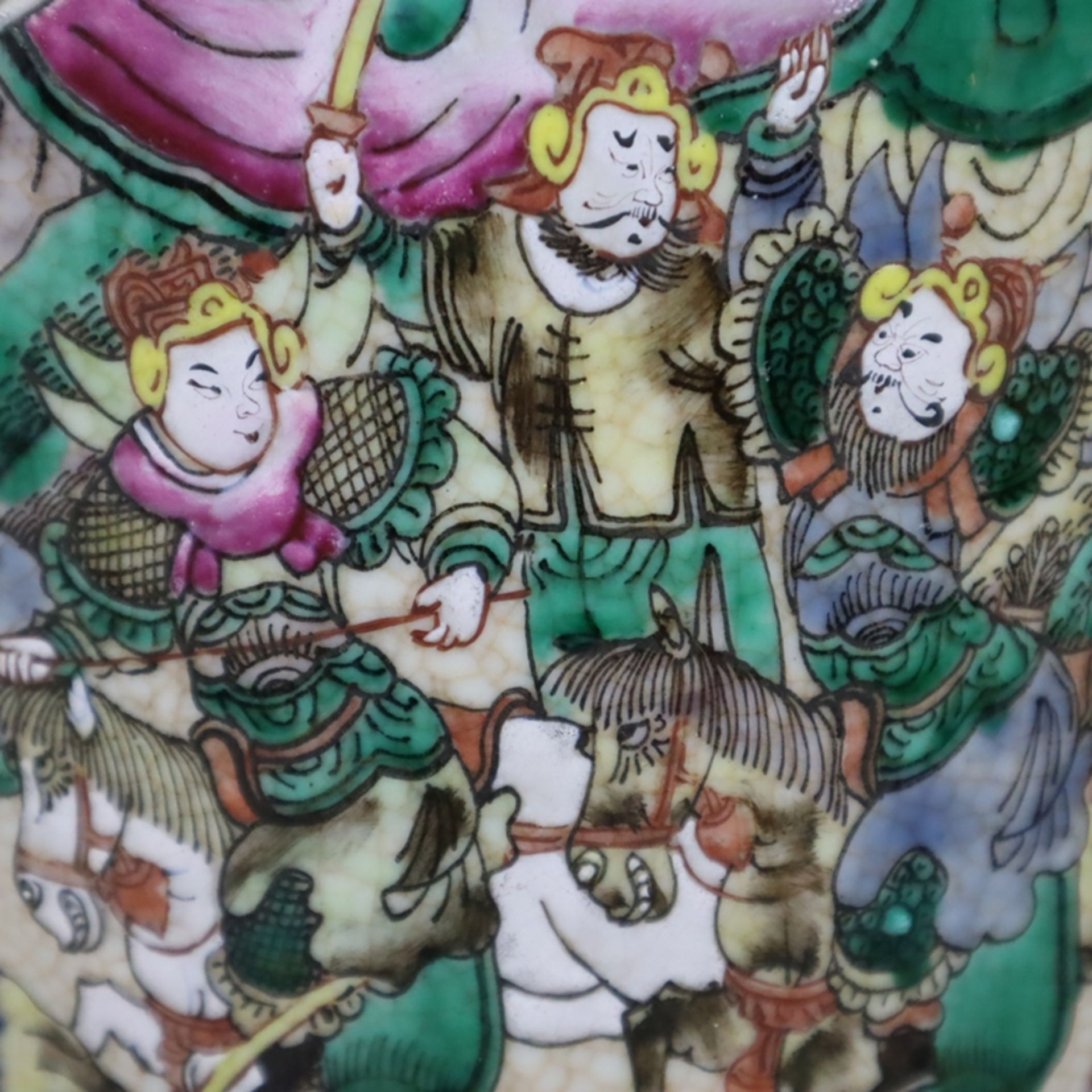 Balustervase auf Holzstand - China, gräuliche bzw. bräunliche Glasur mit feinem Craquelé, polychrom - Bild 6 aus 16