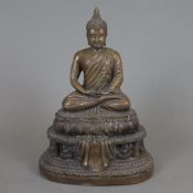 Buddhafigur - Thailand, nach 1900, Bronze, braun patiniert, in Meditationshaltung auf Lotospodest ü
