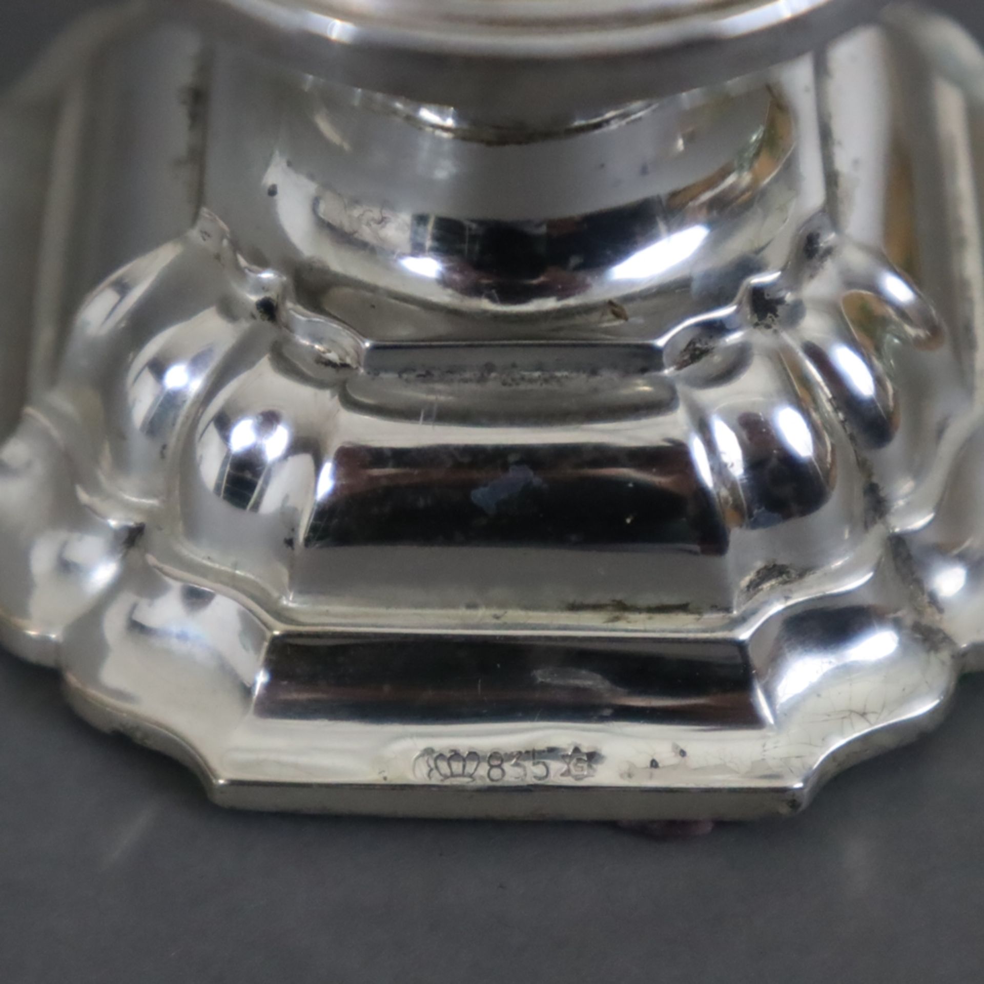 Ein Paar Kerzenleuchter - 835er Silber, runde Tülle, getreppter Stand mit passig eingezogenen Ecken - Image 4 of 5