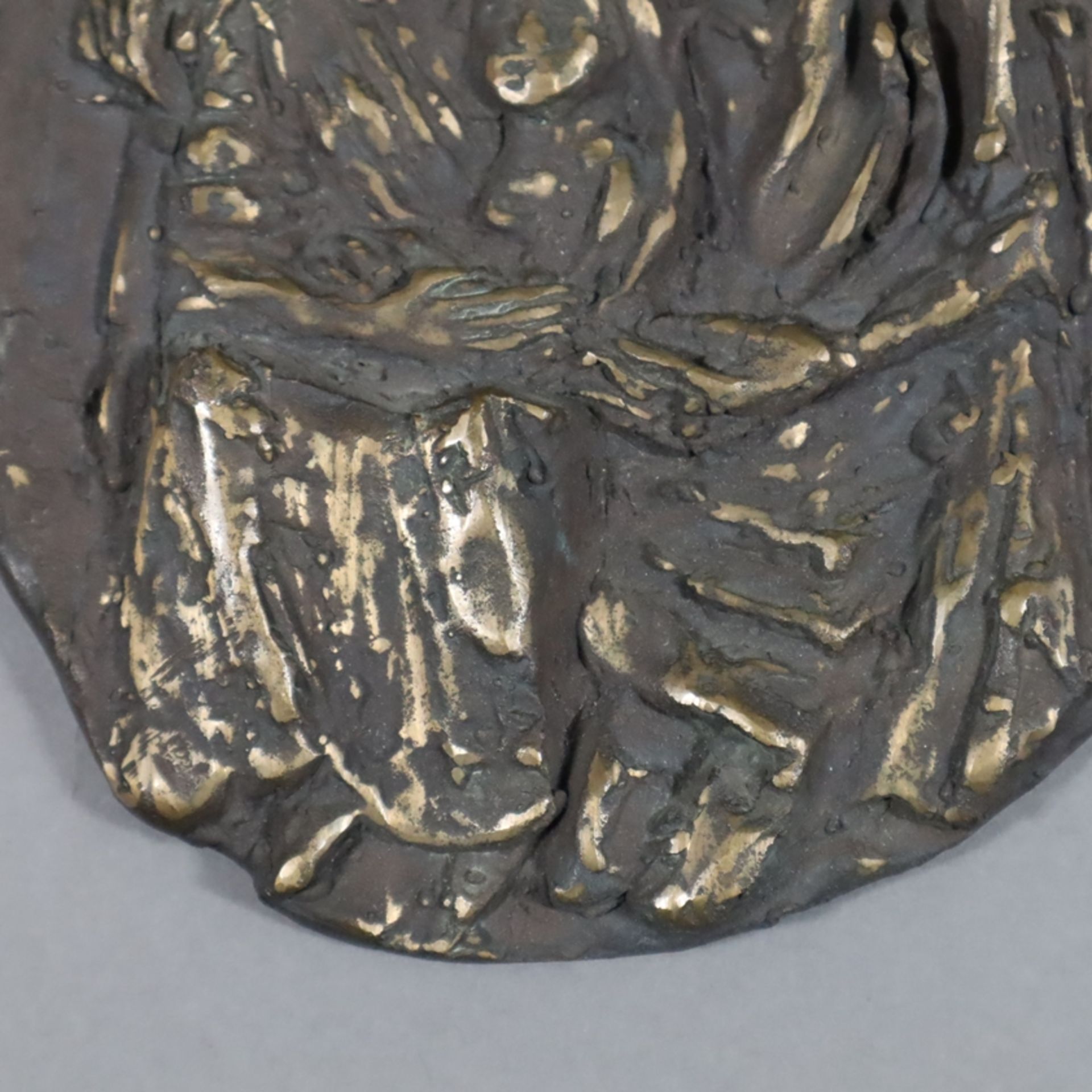 Ovales Bronzerelief -20.Jh.- dunkel patiniert, mit Darstellung der Hl. Familie, ca.15,7 x 14 cm, Ge - Image 3 of 4