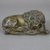 Tierfigur "Schlafender Löwe" - Bronze, patiniert, naturalistische Darstellung eines ruhenden Löwen,