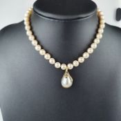 Perlencollier mit Anhänger - champagnerfarbene Perlen von ca. 7mm-Dm. in Einzelknotung, Steckschlie
