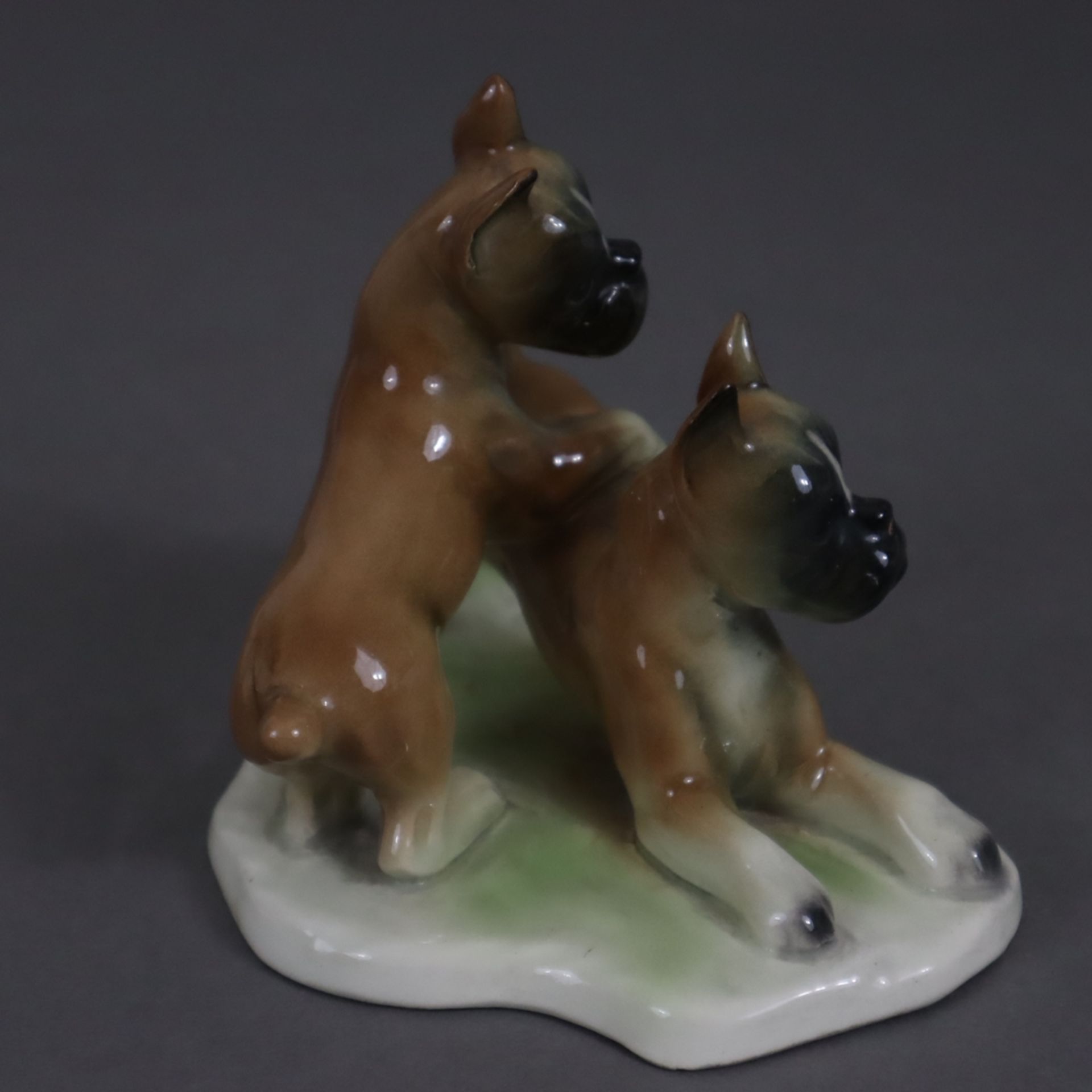 Paar spielende Bulldoggen - Cortendorf, 20.Jh., Keramik, polychrom bemalt, Modellnr. 2457, Boden mi - Image 2 of 6