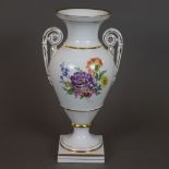 Volutenhenkel-Vase - Meissen, Empireform, Porzellan, beidseitige polychrome Blumenmalerei, Goldstaf