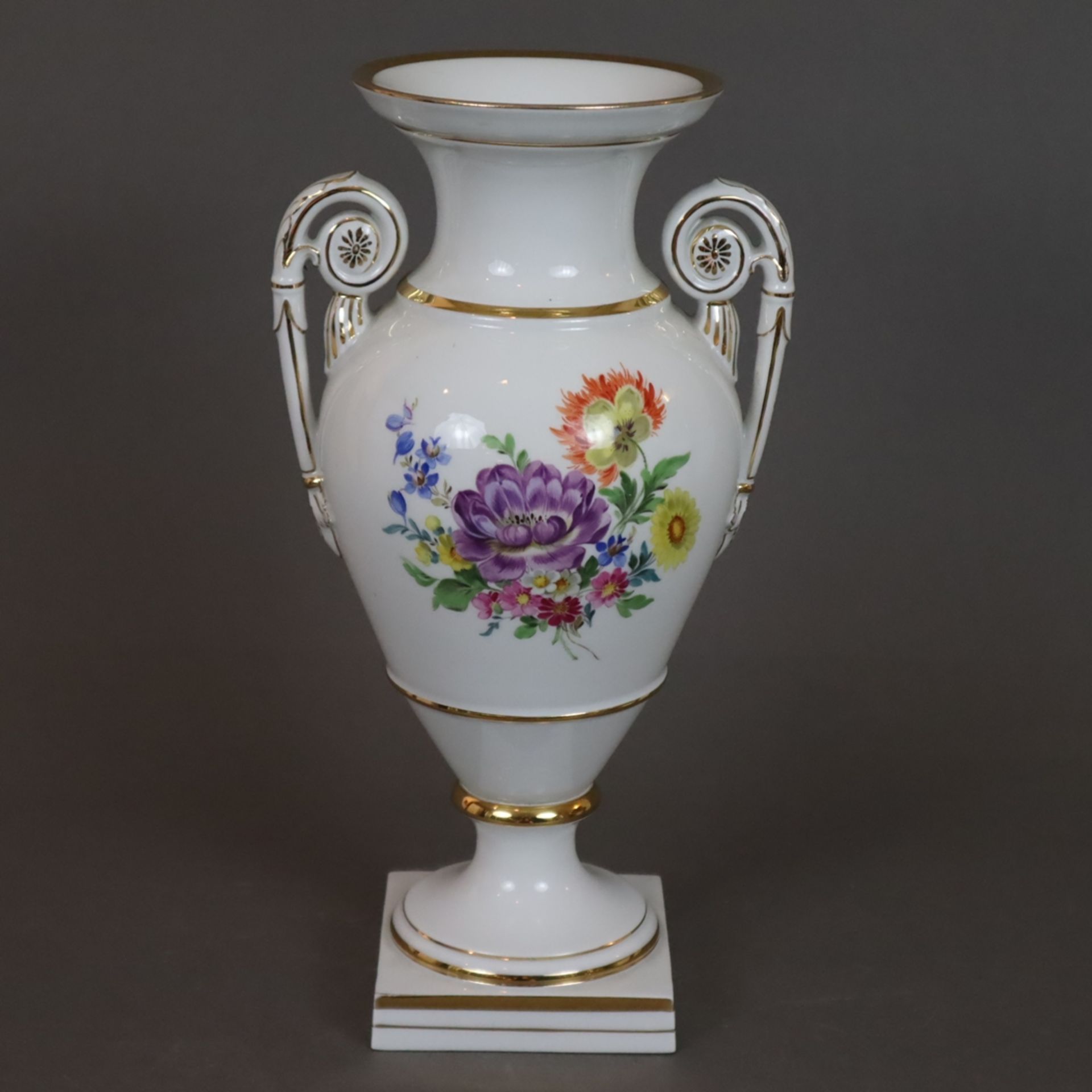 Volutenhenkel-Vase - Meissen, Empireform, Porzellan, beidseitige polychrome Blumenmalerei, Goldstaf