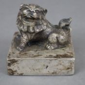 Siegel mit Fo-Hund - China, 20.Jh., Weißbronze, vollrunde Fo-Hund-Figur auf quadratischem Sockel, S