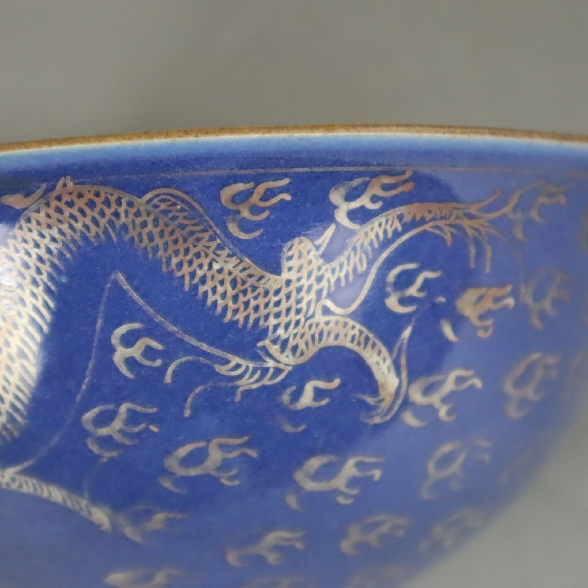 Drachenschale - Porzellan, runde Wandung mit ausgestelltem Rand auf kleinem Standring, außen puderb - Bild 4 aus 8