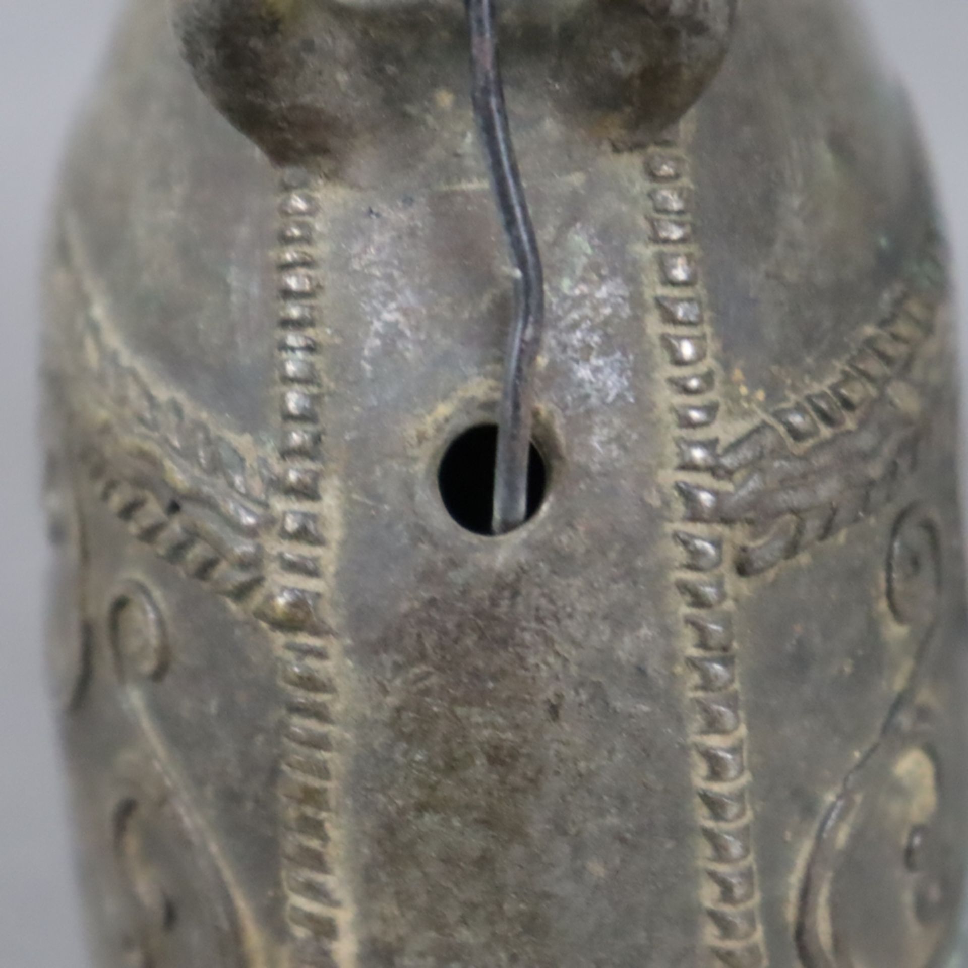 Kleine Glocke - Burma/Myanmar, Bronzelegierung, abgeflachter Korpus mit seitlich angesetzten Ösen z - Bild 4 aus 5