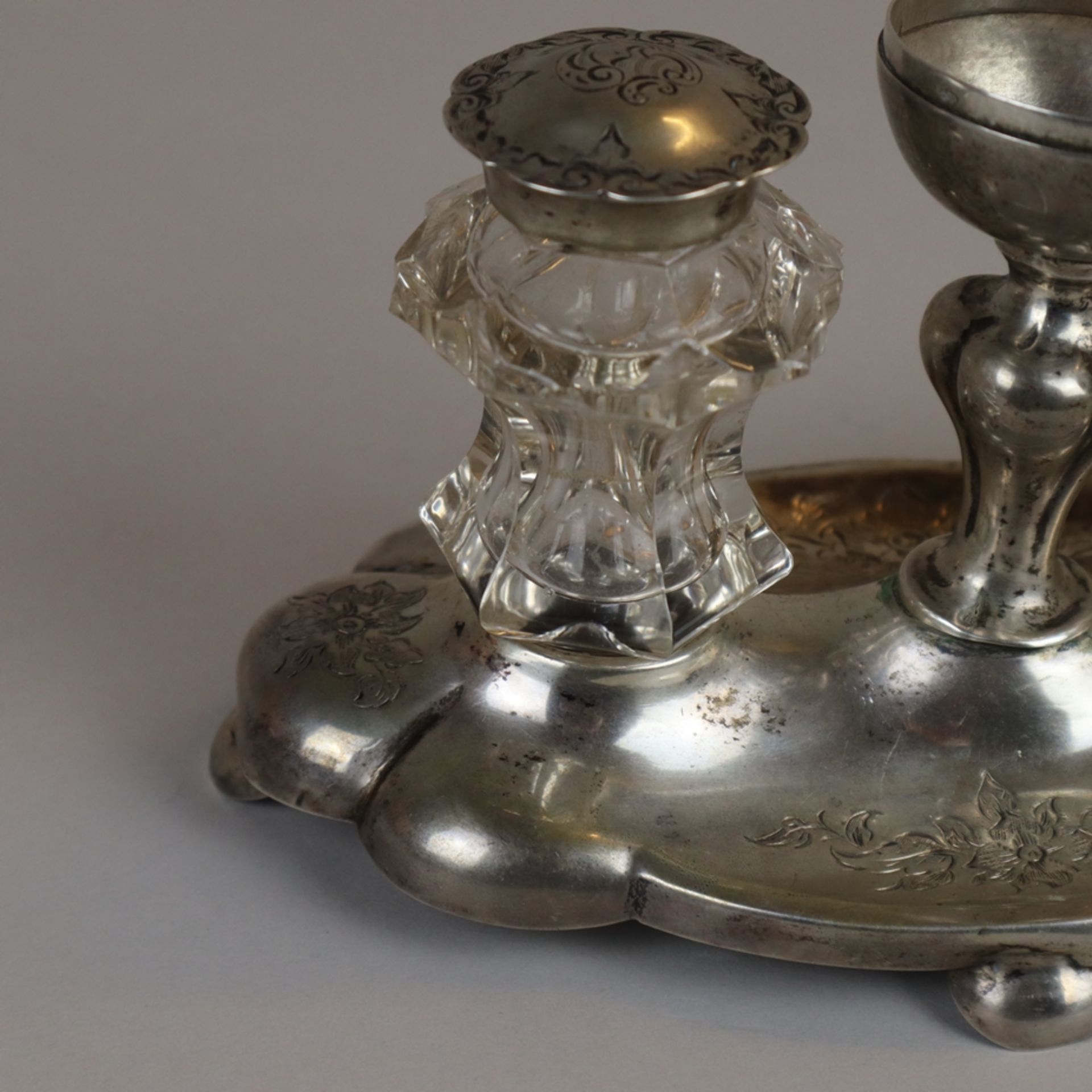 Hawdala-Set/Judaica - 3-teilig, Silbergarnitur mittig mit fest montiertem Fußbecher,über ovalem ge - Image 6 of 12