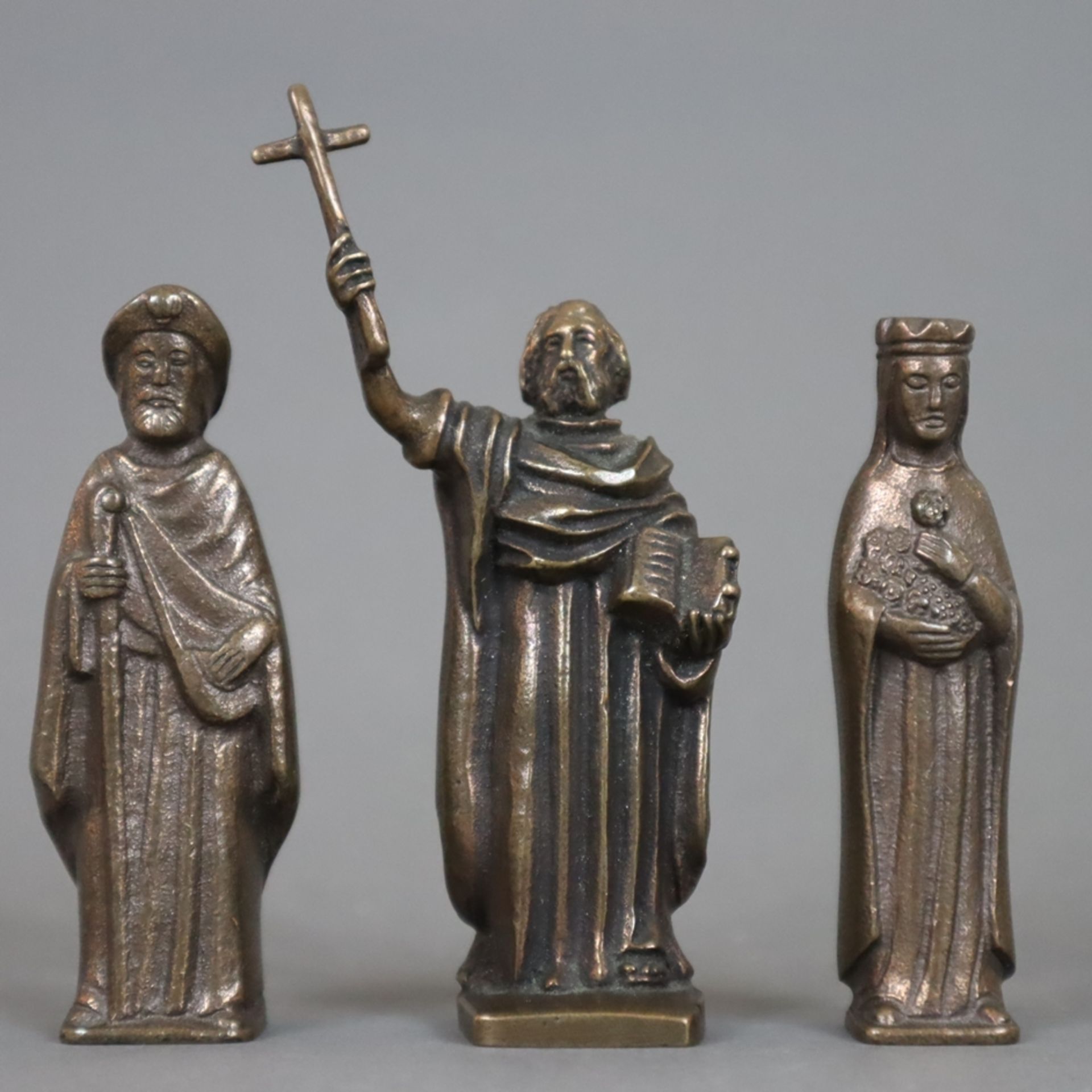 Sechs Miniaturfiguren - 20.Jh., Bronze, braun patiniert, 1x Apostel Paulus, 3x Heiligenfiguren, rüc - Image 2 of 3