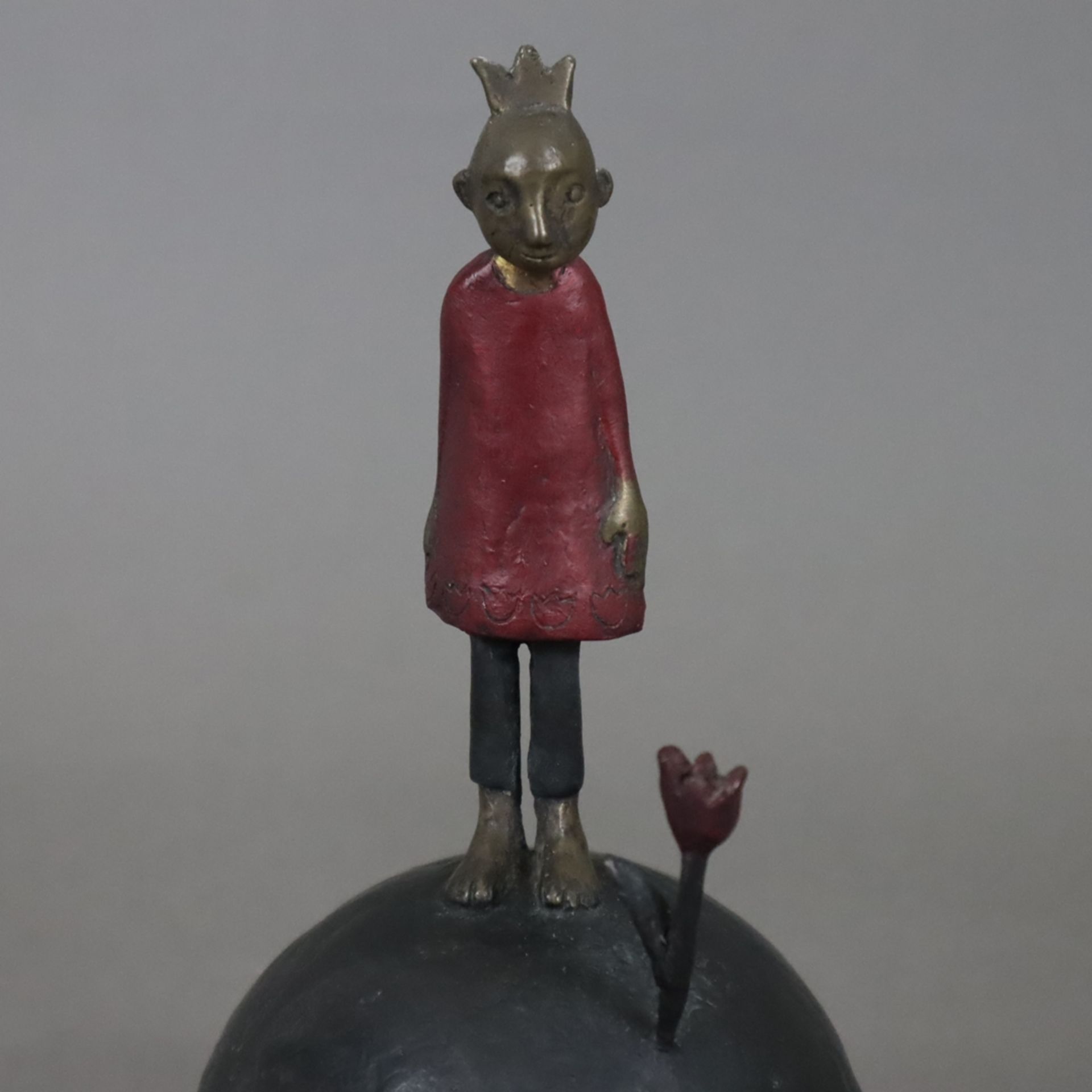 Suhr, Tamara (*1968) - Der kleine Prinz, Bronze, teils dunkel patiniert, partiell rot bemalt, monog - Image 2 of 7