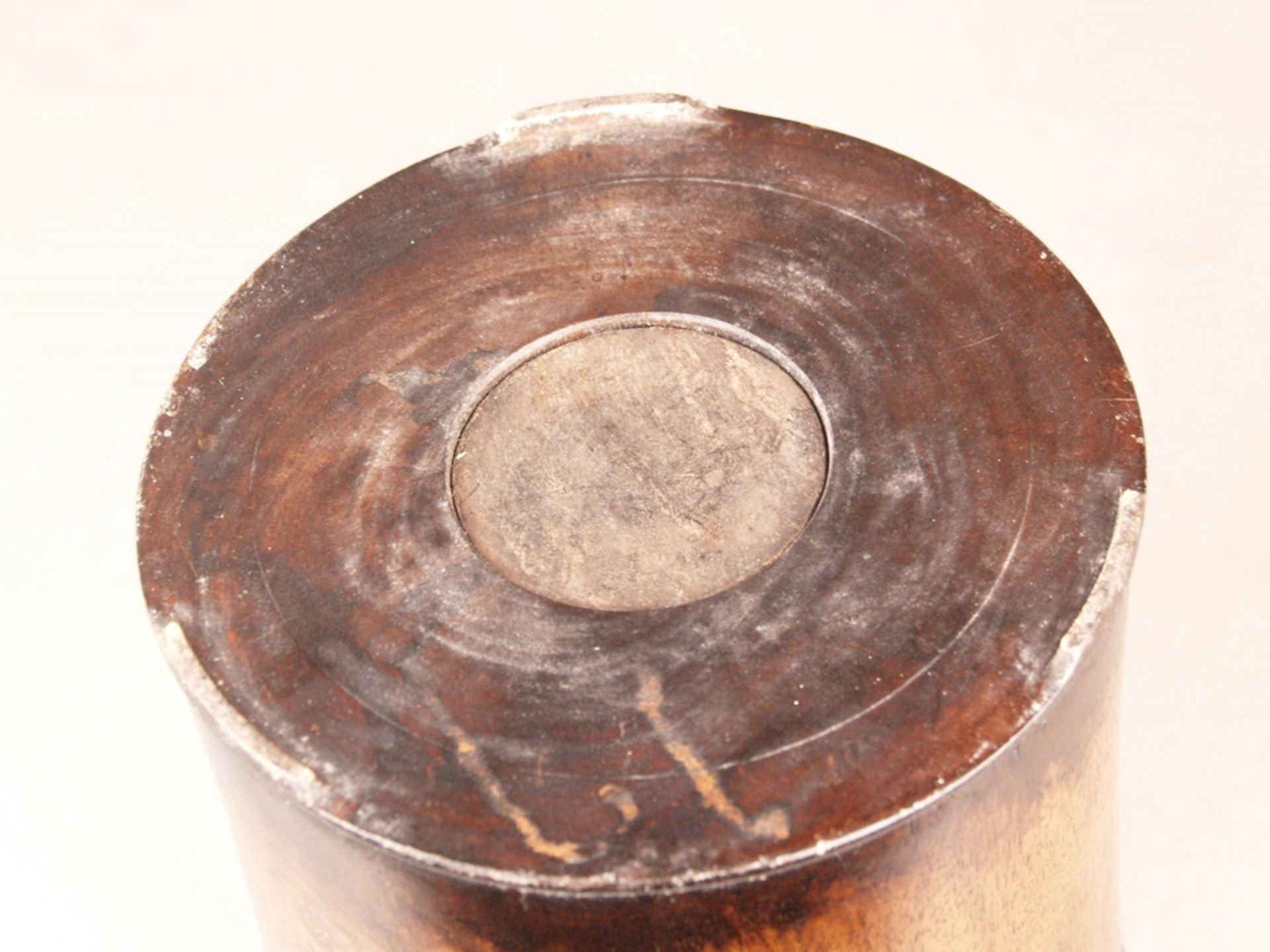 Großer Pinselbecher - China, Zylinderform aus Edelholz, am Boden eine eingesetzte Holzscheibe, auf  - Bild 6 aus 6