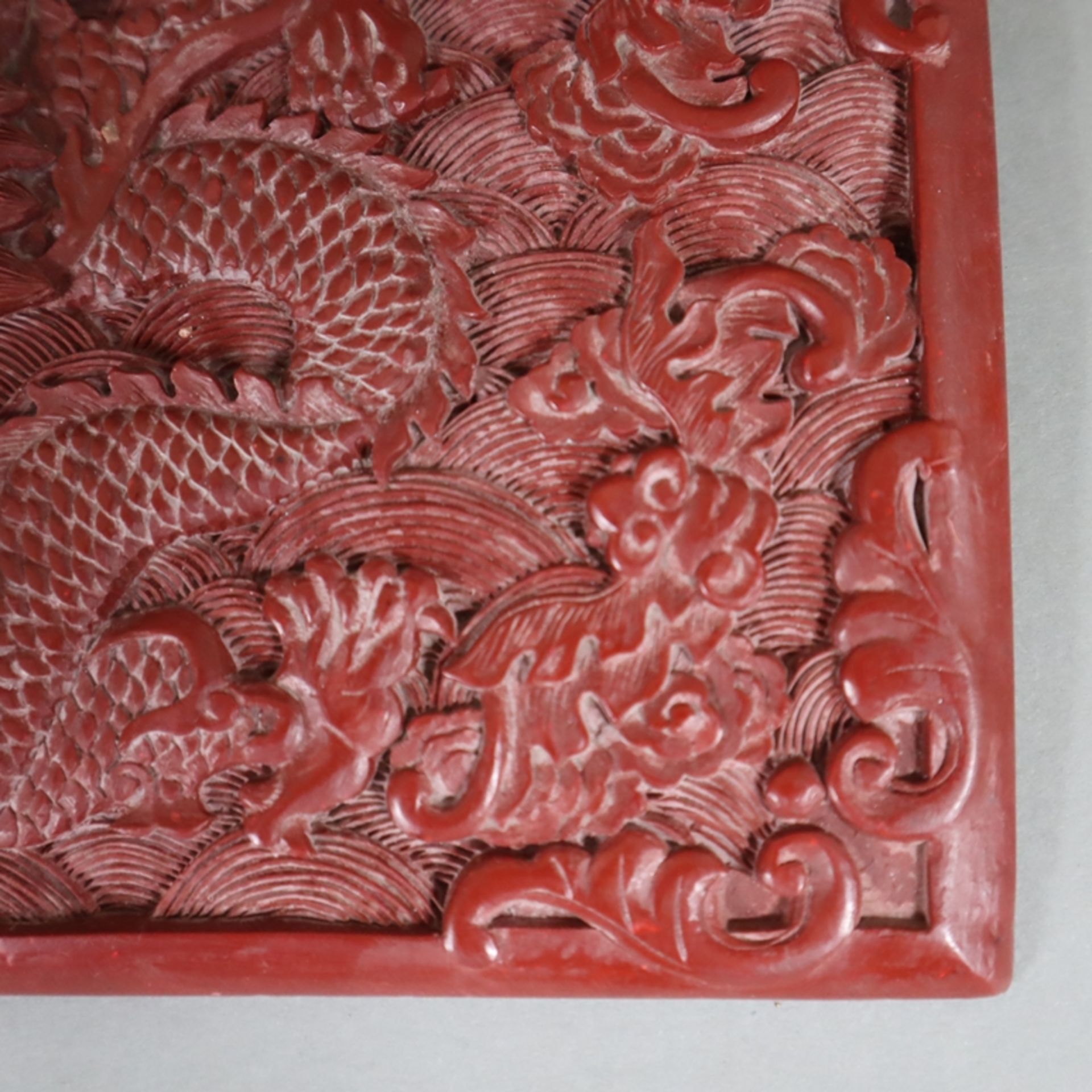 Große Lackplakette - China, roter Lack, rechteckig, in Reliefarbeit gewundener fünfklauiger Drache - Image 4 of 6
