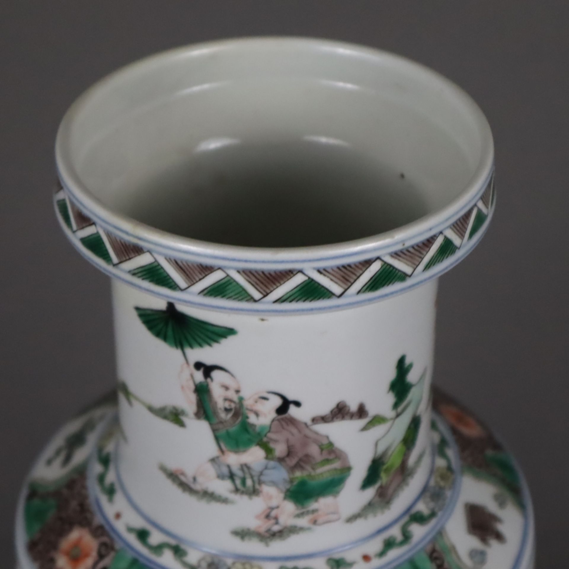Rouleauvase im Kangxi-Stil - Porzellan. über rundem Standring zylindrischer Korpus mit abgesetzter  - Bild 2 aus 16