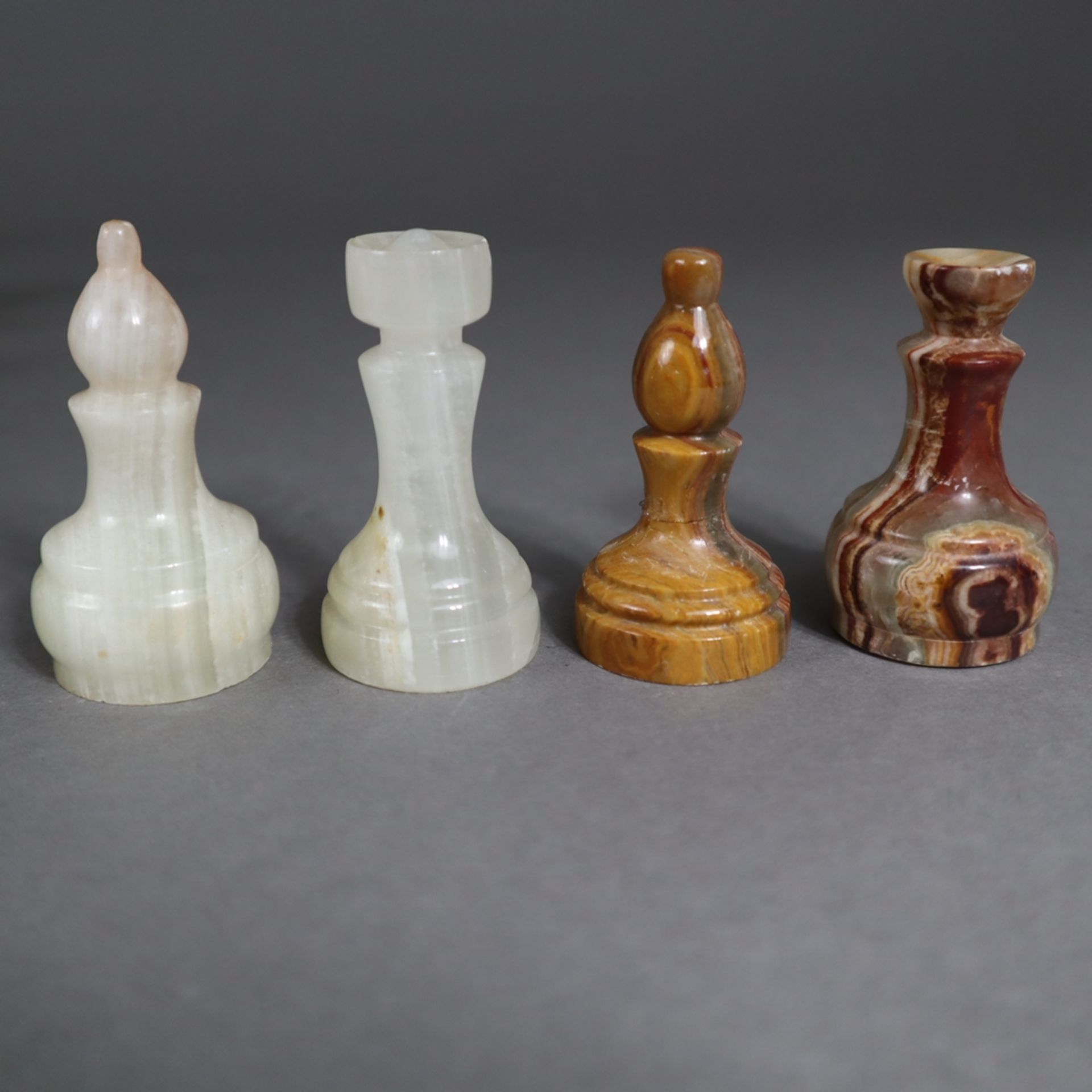 Zwei Schachfiguren-Sätze - gefertigt aus braun geädertem und hellem, weißlichem Onyx, 1 Satz komple - Image 5 of 6