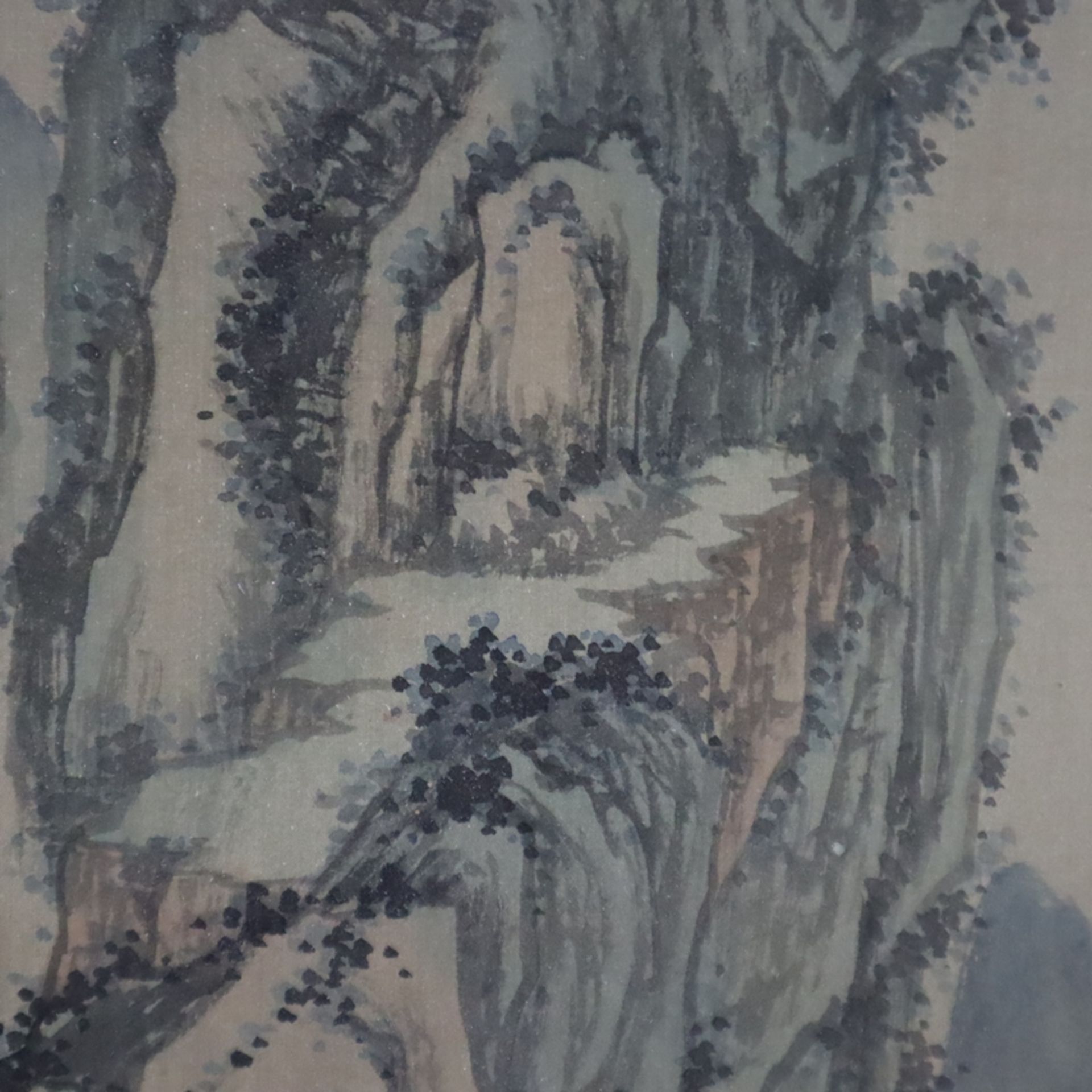Chinesisches Rollbild - Gebirgslandschaft mit Aussichtspavillon, Tusche und leichte Farben auf Seid - Bild 3 aus 7