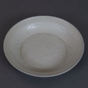 Flache Schale - China, Steinzeug, runde Form ohne Standring, allseits gräuliche Glasur, im Inneren 