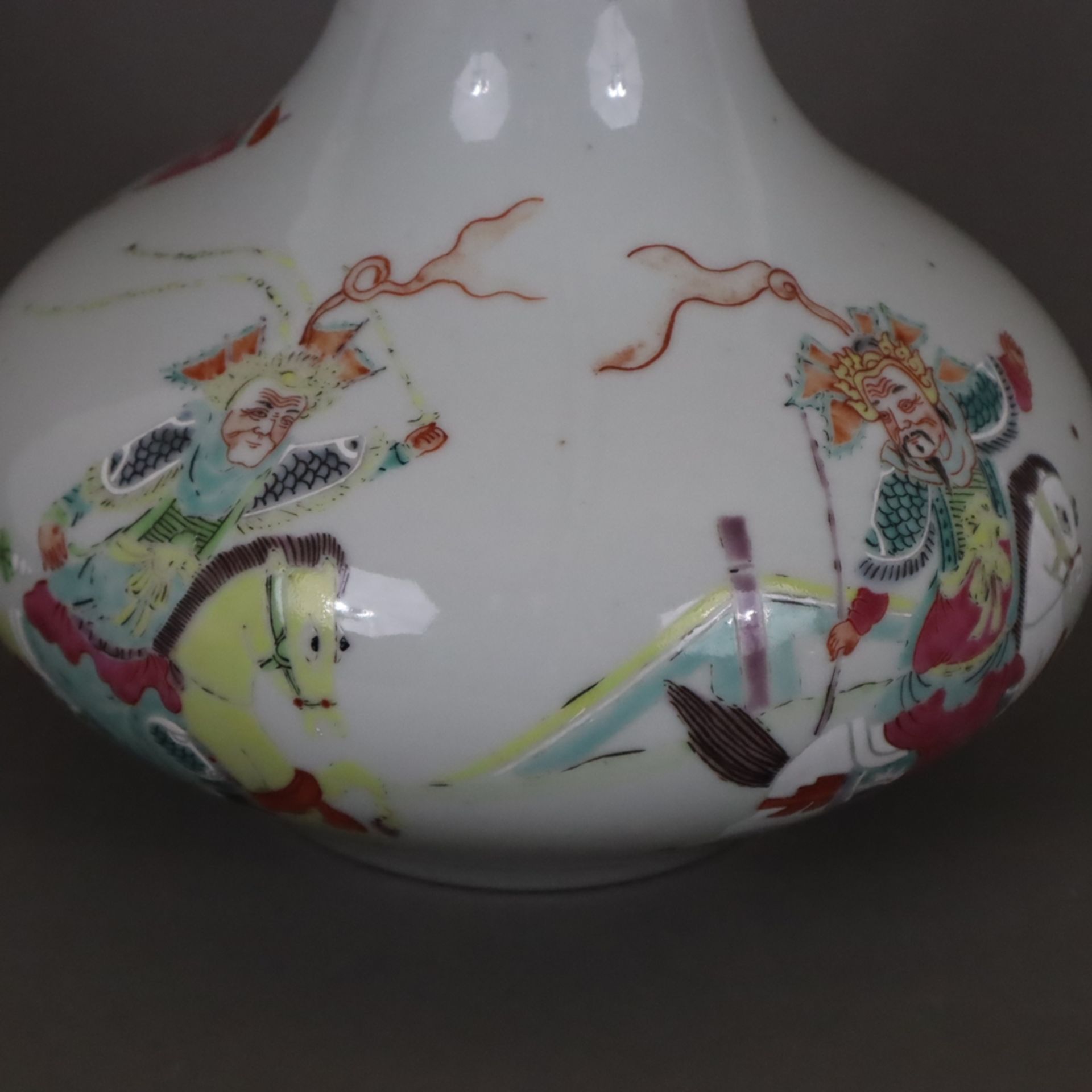 Famille rose-Porzellanvase - China 20. Jh., gedrückte Flaschenform, bemalt in polychromen Aufglasur - Bild 3 aus 11