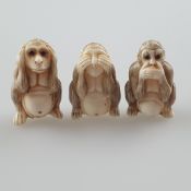 Drei Netsuke „sanbiki no saru“ - Drei sitzende Affen, sich die Augen, den Mund und die Ohren zuhalt