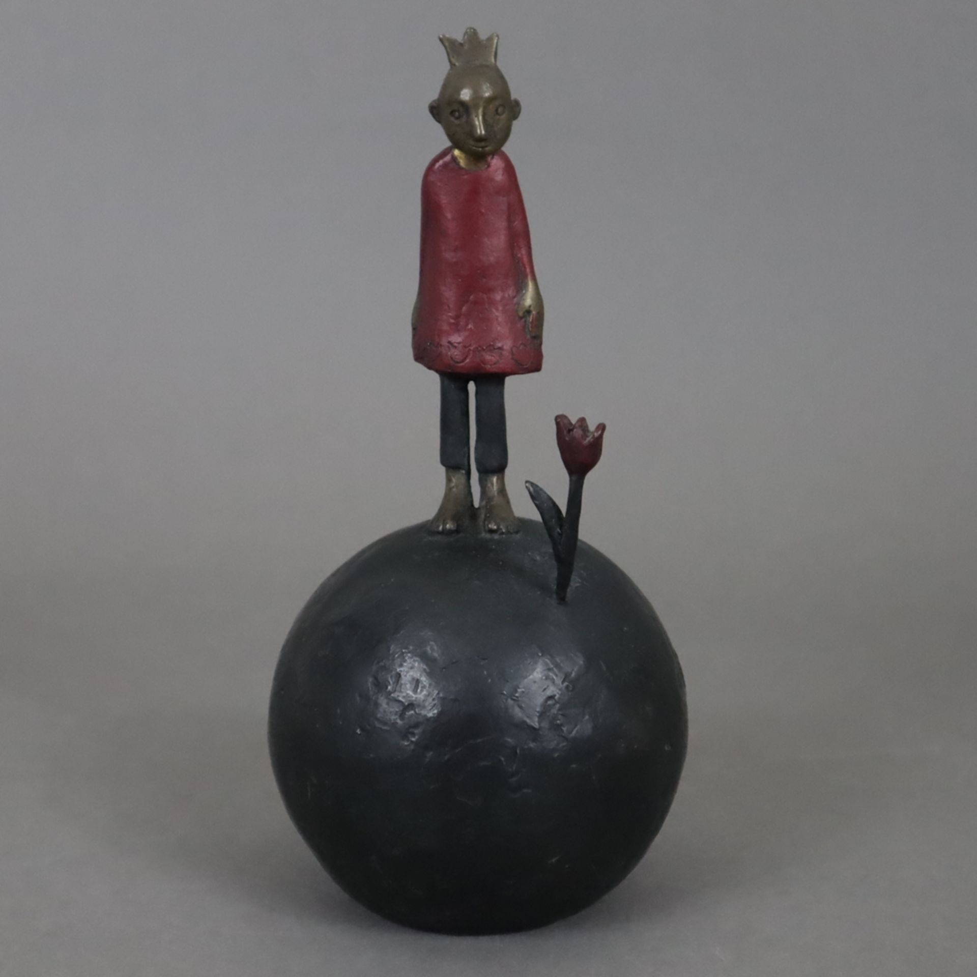Suhr, Tamara (*1968) - Der kleine Prinz, Bronze, teils dunkel patiniert, partiell rot bemalt, monog