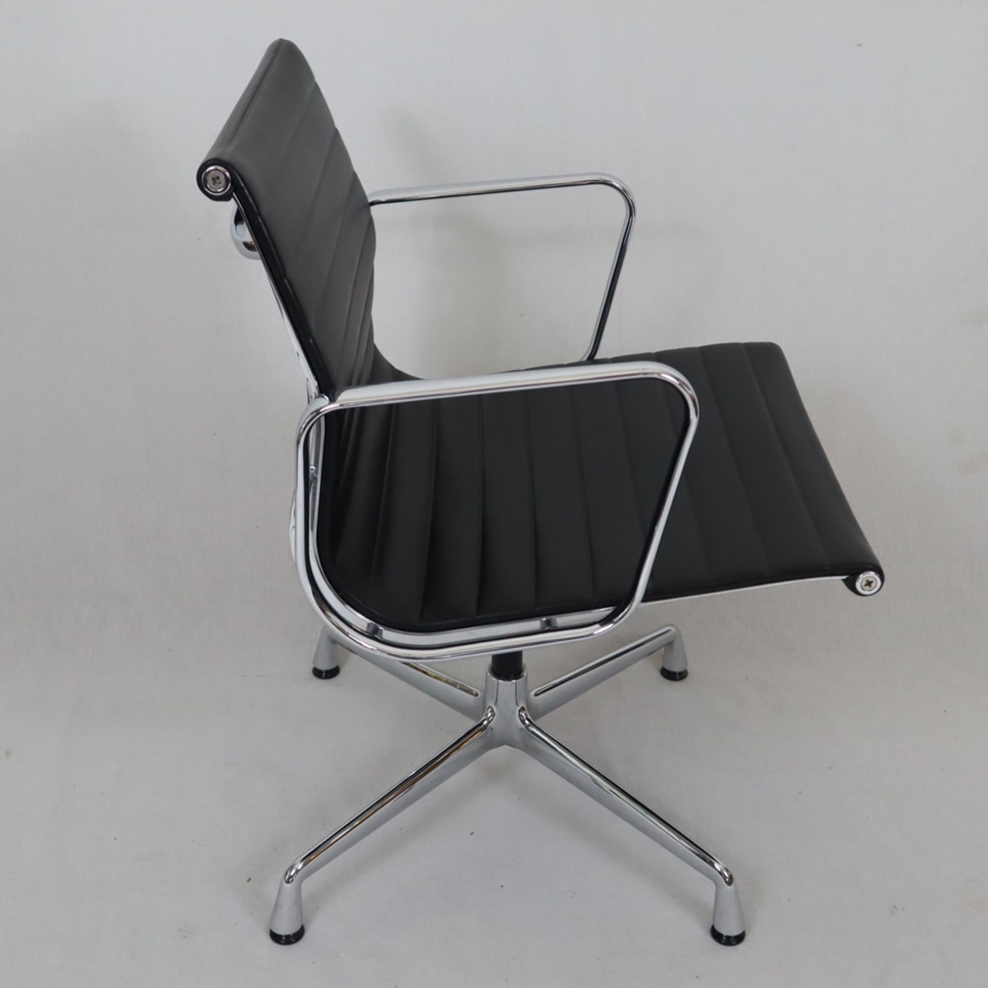 Paar Bürostühle - Entwurf: Charles Eames (1958), Ausführung: Vitra, Modell EA-108 aus der Serie 'Al - Image 4 of 12