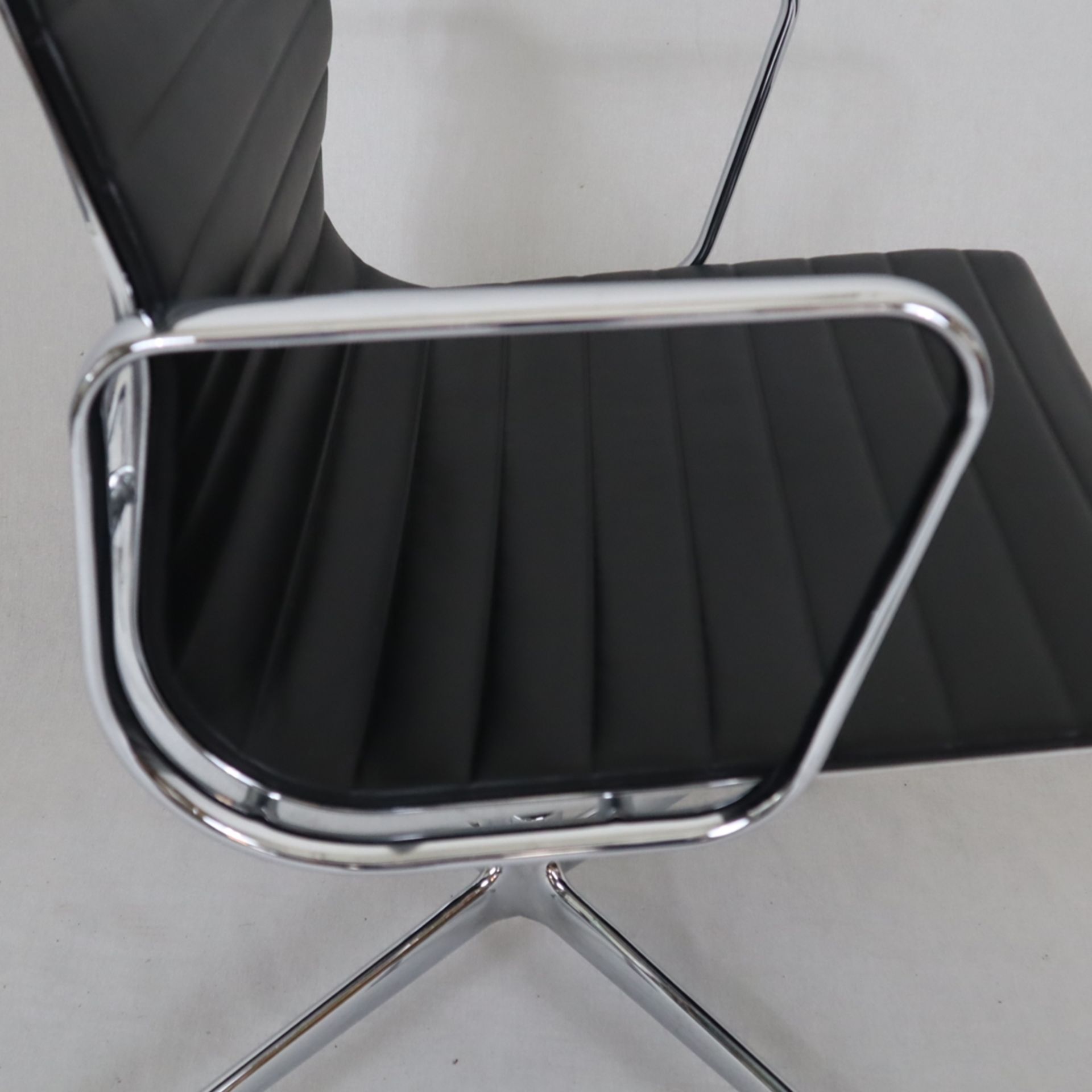 Paar Bürostühle - Entwurf: Charles Eames (1958), Ausführung: Vitra, Modell EA-108 aus der Serie 'Al - Image 7 of 12