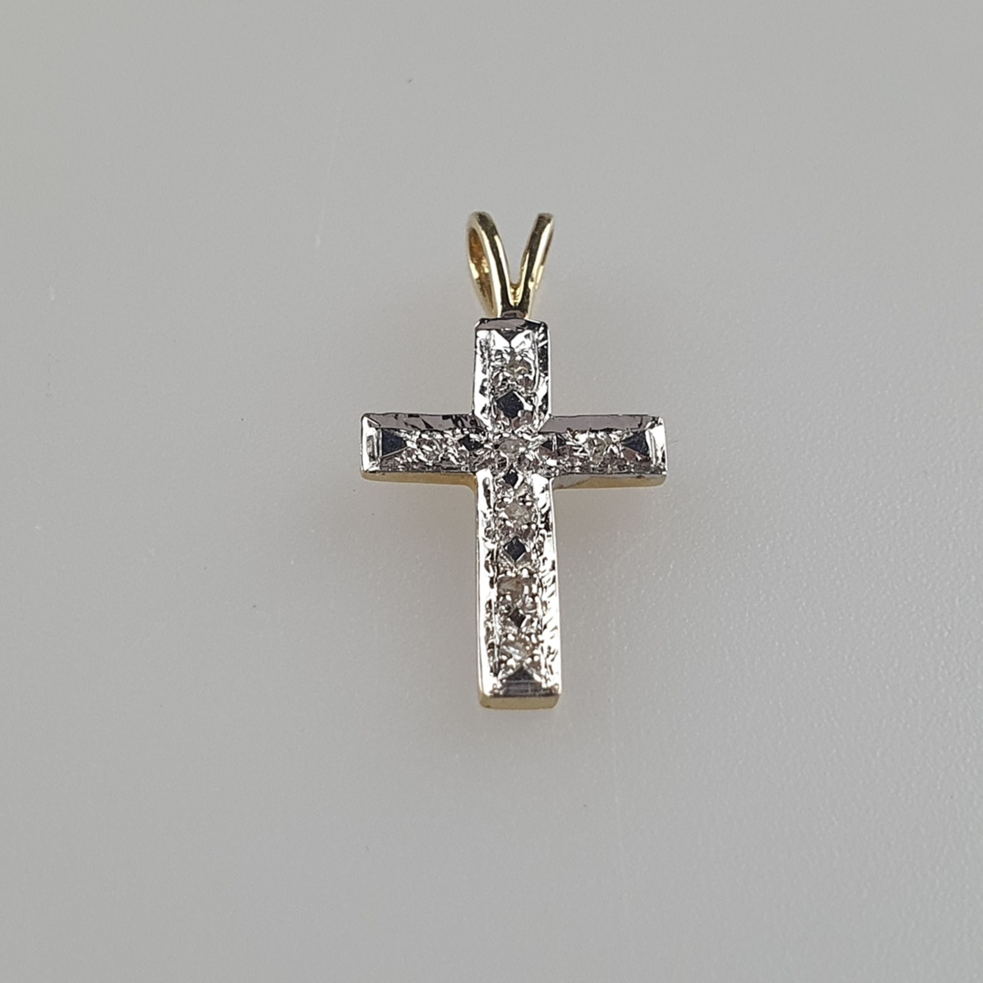 Kleiner Kreuzanhänger - 14 Kt. Gold, schauseitig gestempelt, ausgefasst mit 7 kleinen Diamanten von - Image 2 of 3