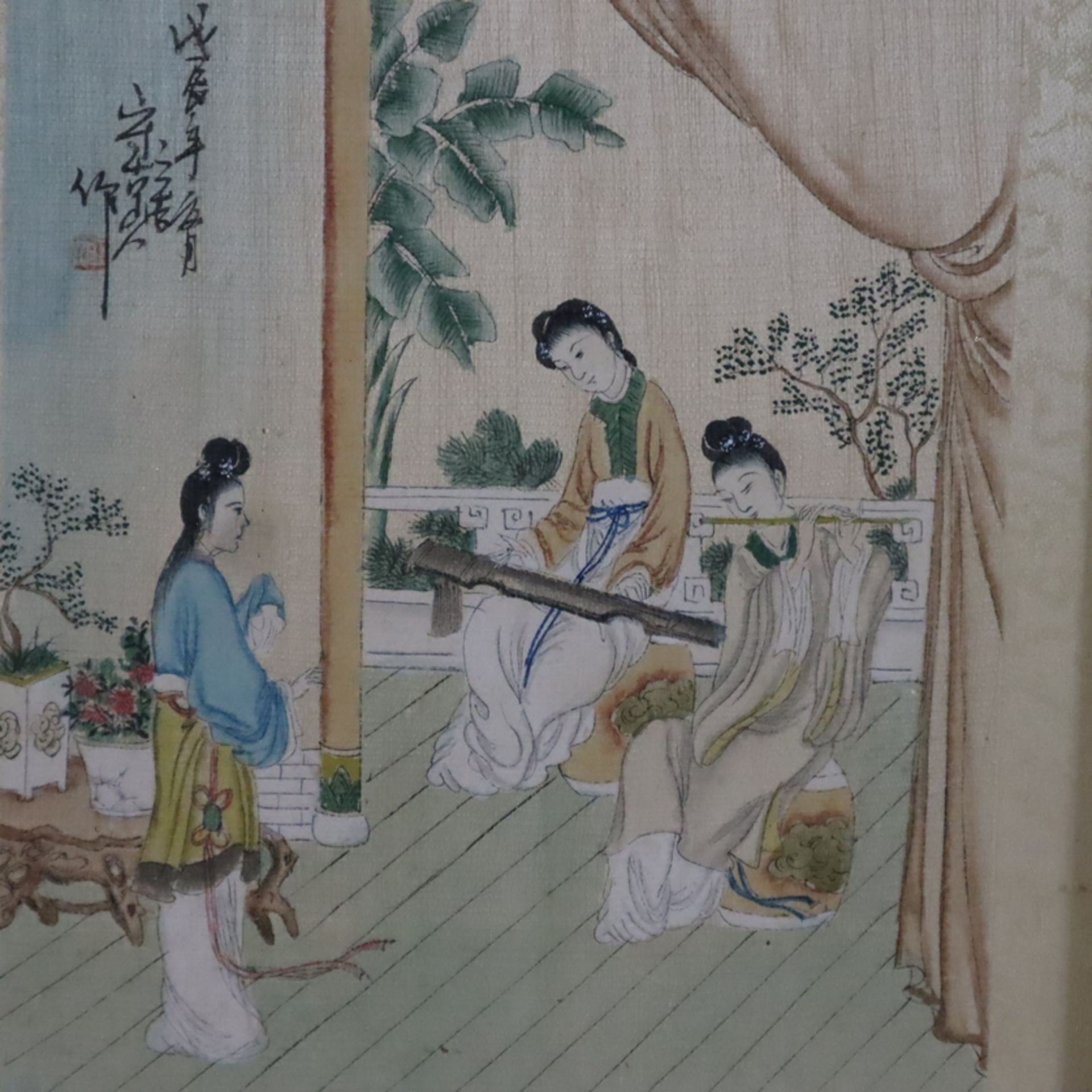 Zwei Seidenmalereien - China, jeweils drei junge Damen am Fischteich bzw. beim Musizieren, Tusche u - Bild 2 aus 9