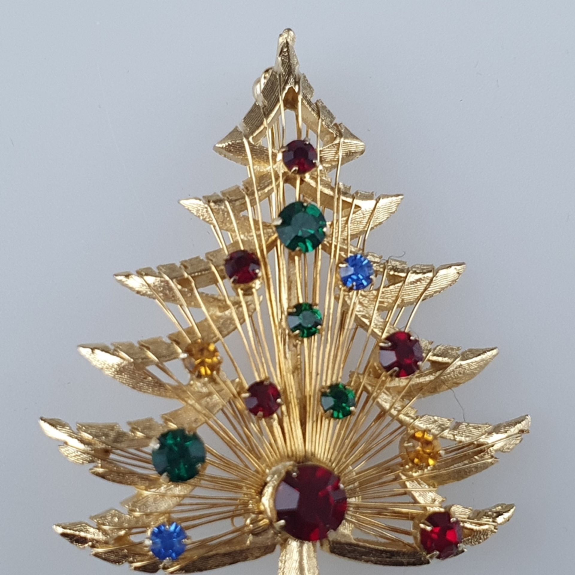 Vintage-"Christmas"-Brosche - BROOKS/USA, Weihnachtsbaum, goldfarbenes Metall, Besatz mit facettier - Bild 3 aus 5
