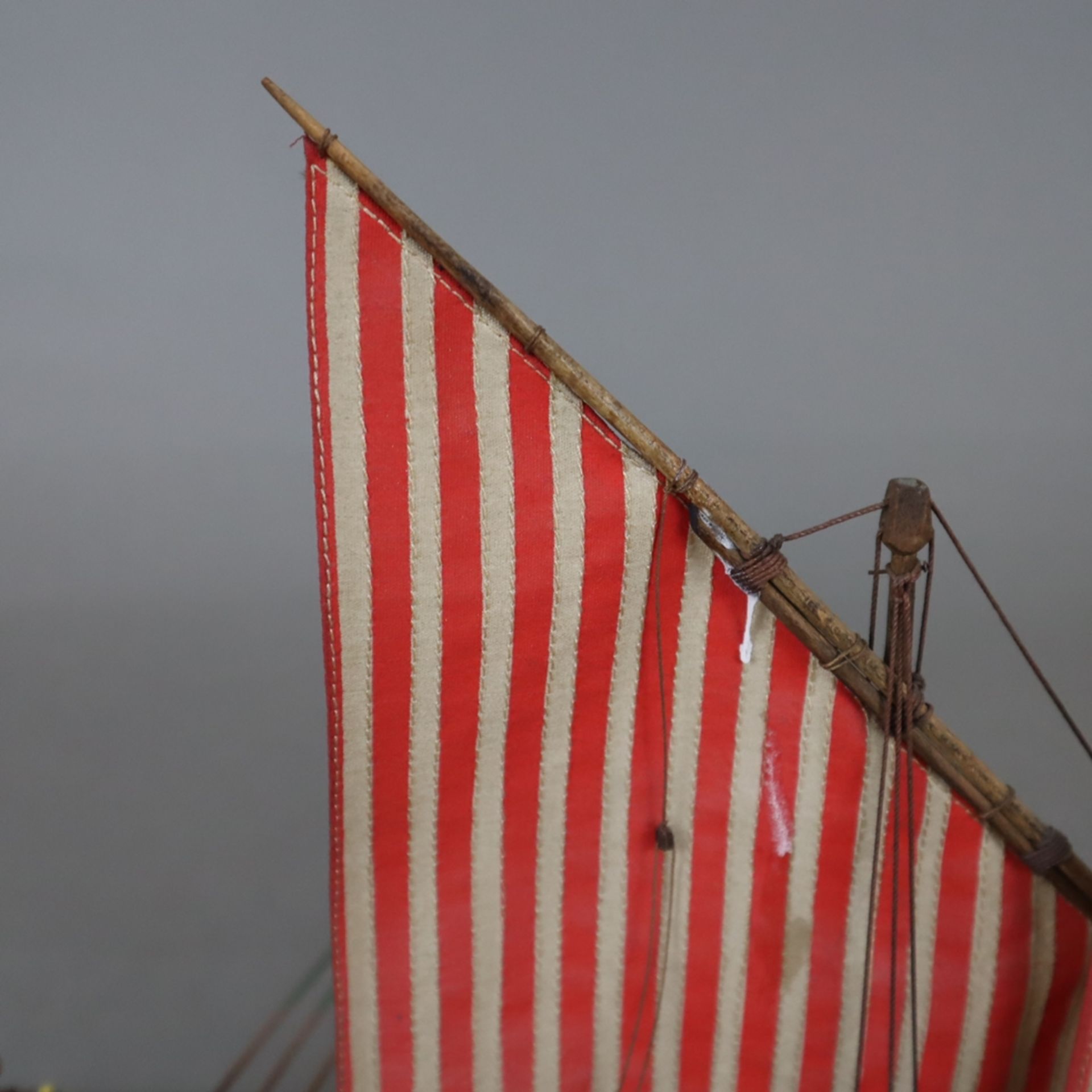 Modellsegelschiff "Galera Catalana" - 1. Hälfte 20.Jh., Holz/Stoff, auf rechteckigem Holzsockel sig - Image 5 of 11