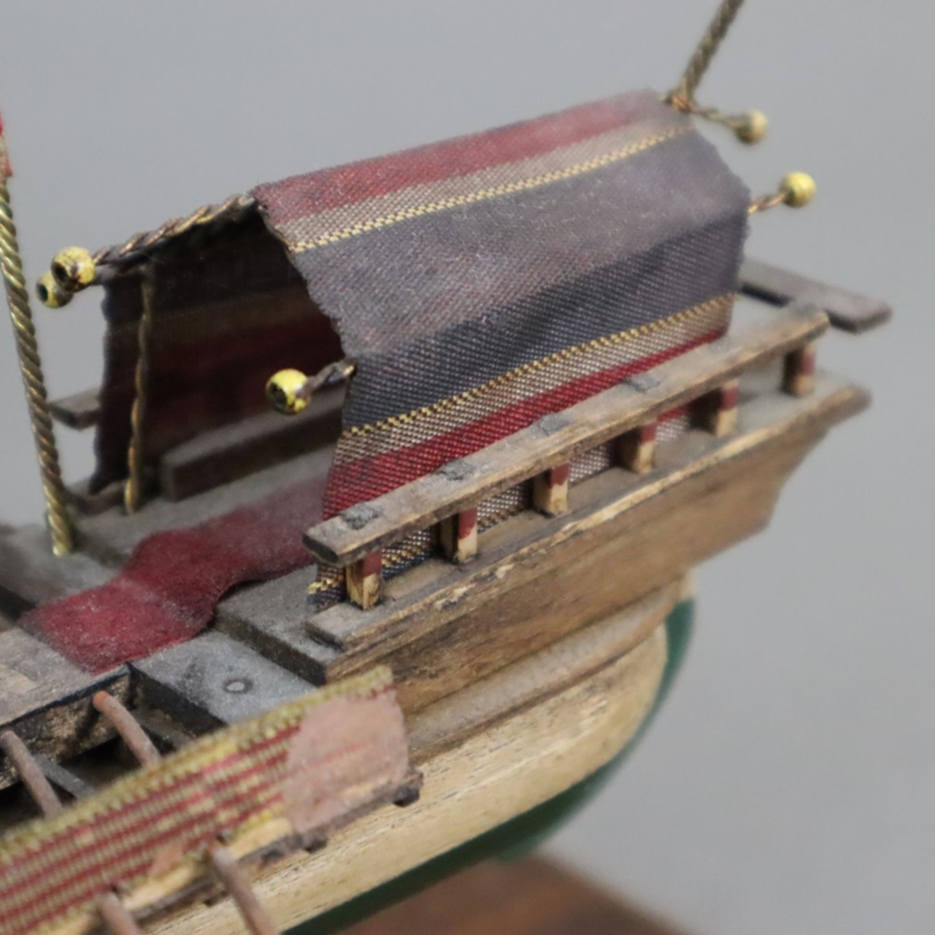 Modellsegelschiff "Galera Catalana" - 1. Hälfte 20.Jh., Holz/Stoff, auf rechteckigem Holzsockel sig - Image 8 of 11