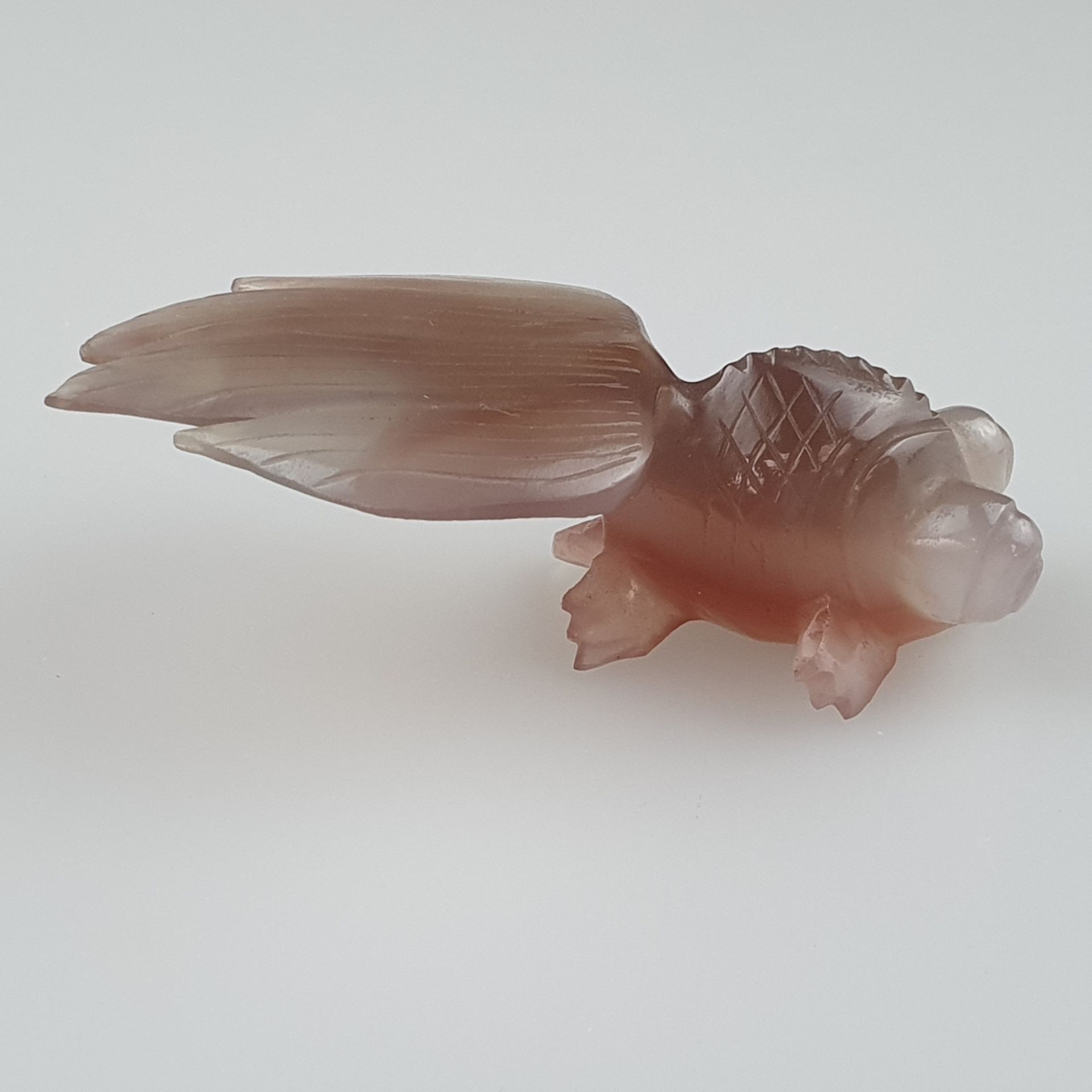 Chinesische Achat-Schnitzerei ¨Goldfisch“ (Schleierschwanz) - heller Stein mit leicht violetten Ein - Bild 3 aus 7