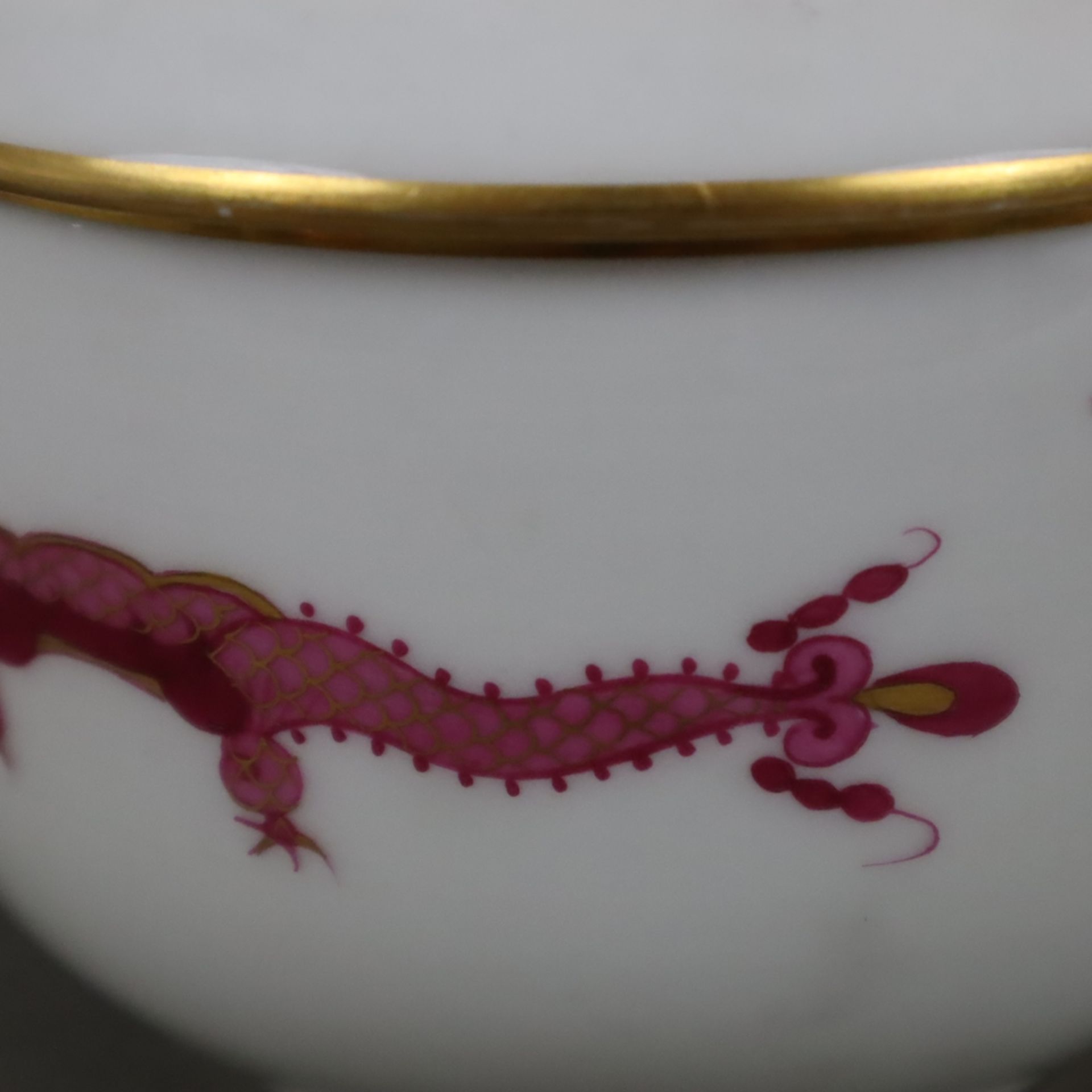 Deckeldose - Meissen, 1850-1924, Porzellan, Dekor "Hofdrache" in Purpurrot, Goldstaffage, runde For - Image 6 of 8