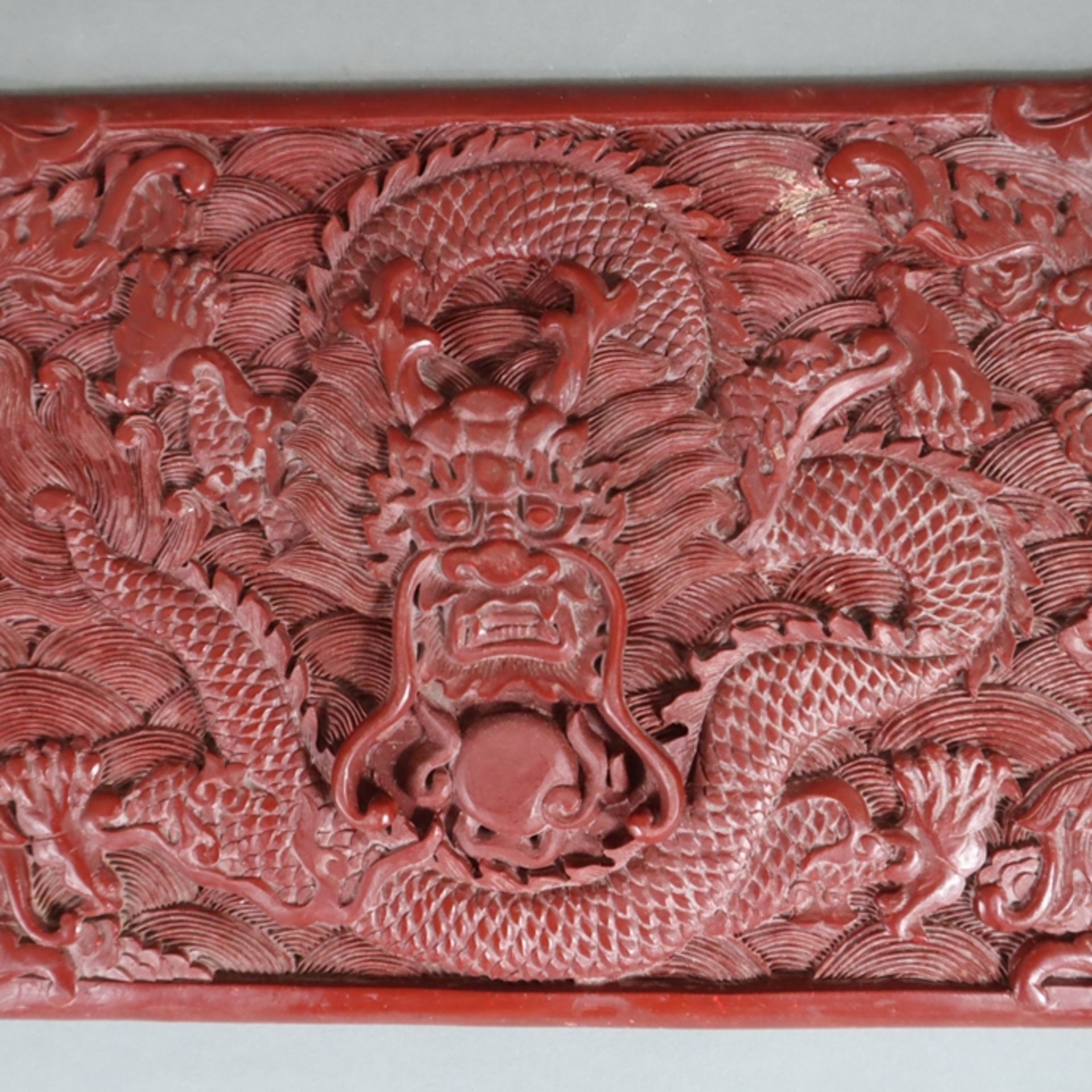 Große Lackplakette - China, roter Lack, rechteckig, in Reliefarbeit gewundener fünfklauiger Drache - Image 3 of 6