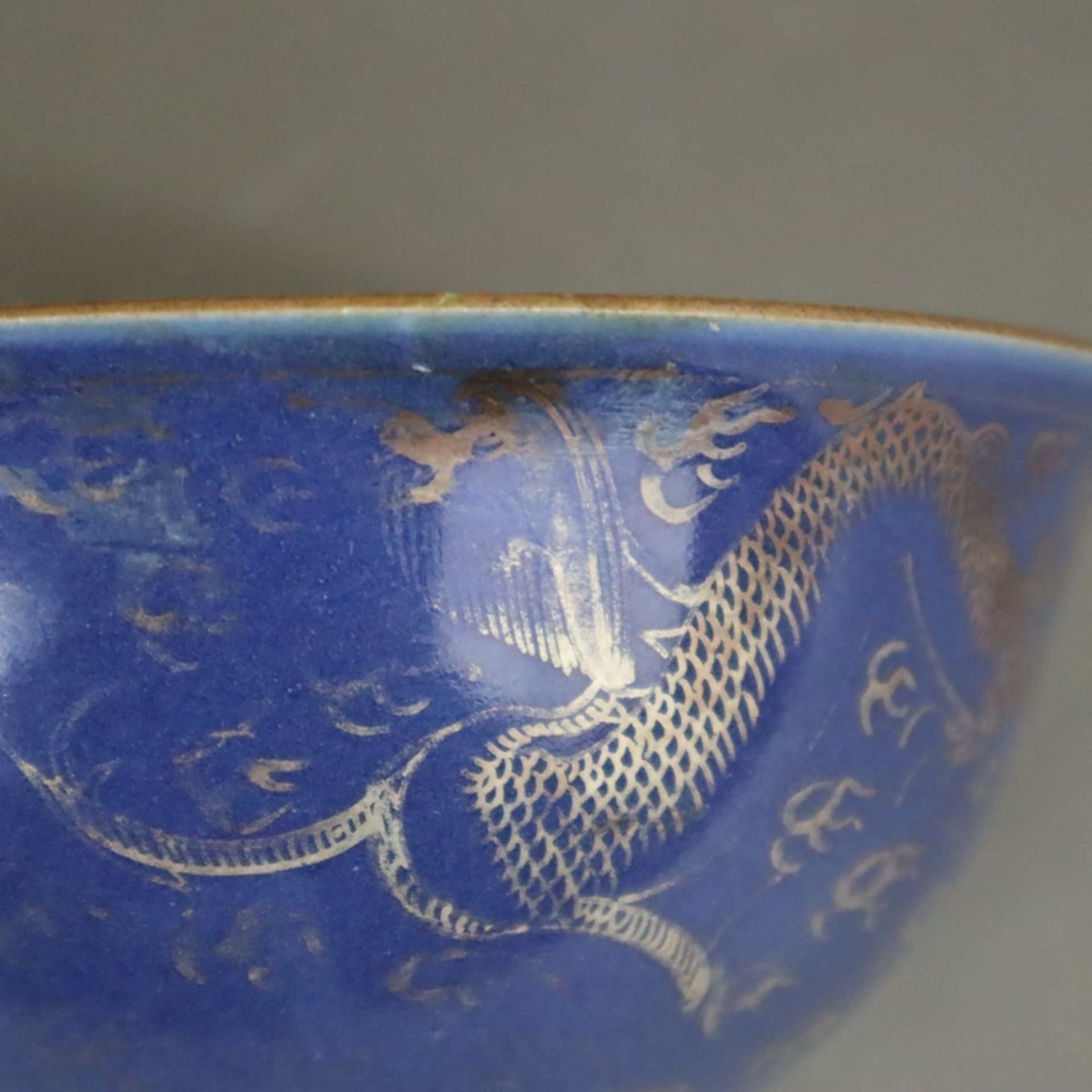 Drachenschale - Porzellan, runde Wandung mit ausgestelltem Rand auf kleinem Standring, außen puderb - Bild 3 aus 8