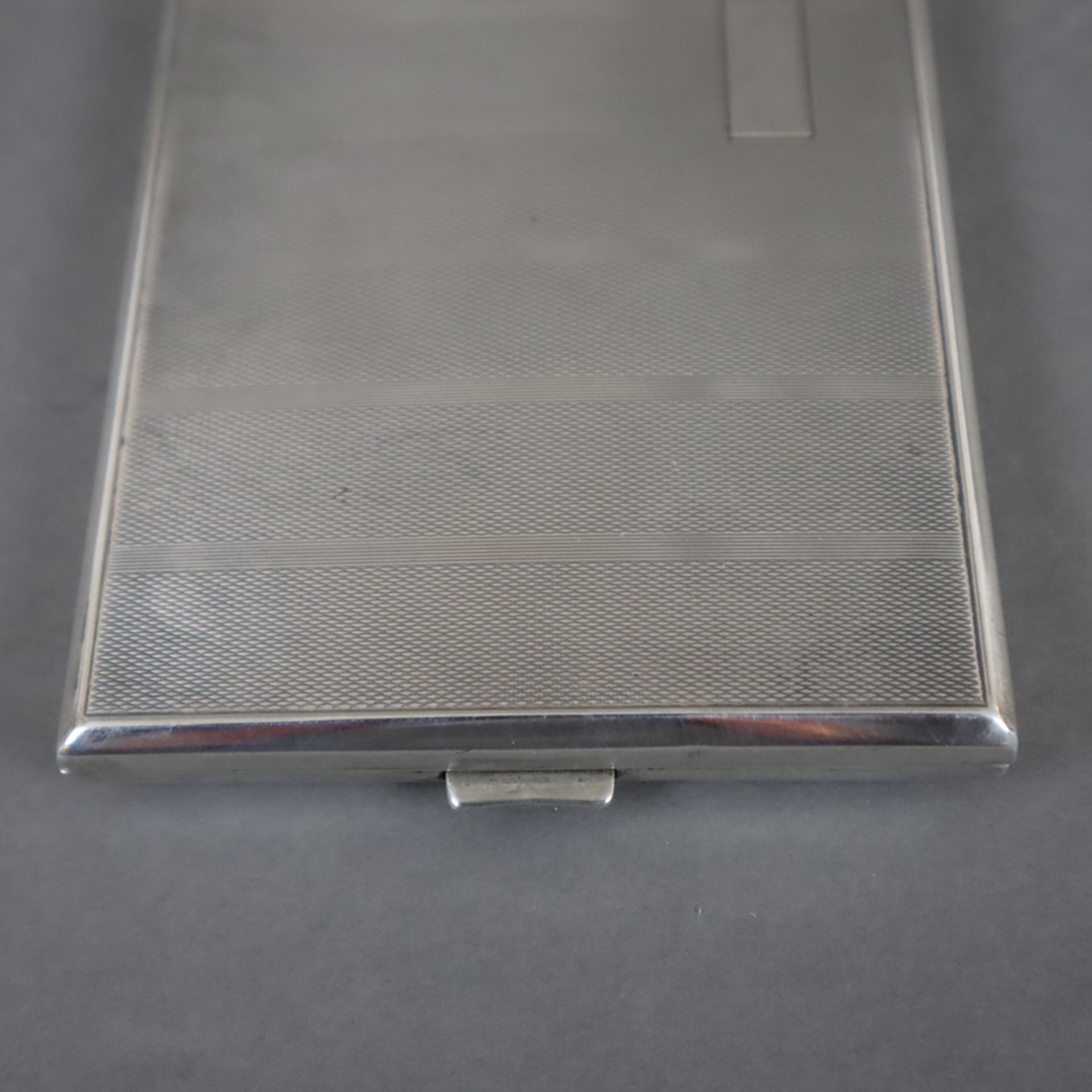 Silbernes Zigarettenetui - Silber 935/000, gestempelt: 935 Meisterpunze „KH“, außen mit feiner Guil - Bild 3 aus 5