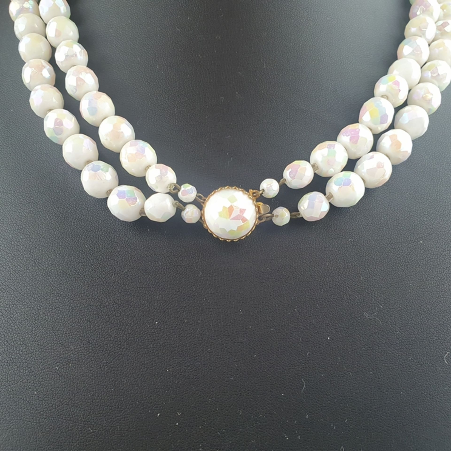 Vintage-Collier - Modeschmuck, 2-reihig mit Steckschließe, facettierte weiße Perlen mit Aurora Bore - Bild 2 aus 5