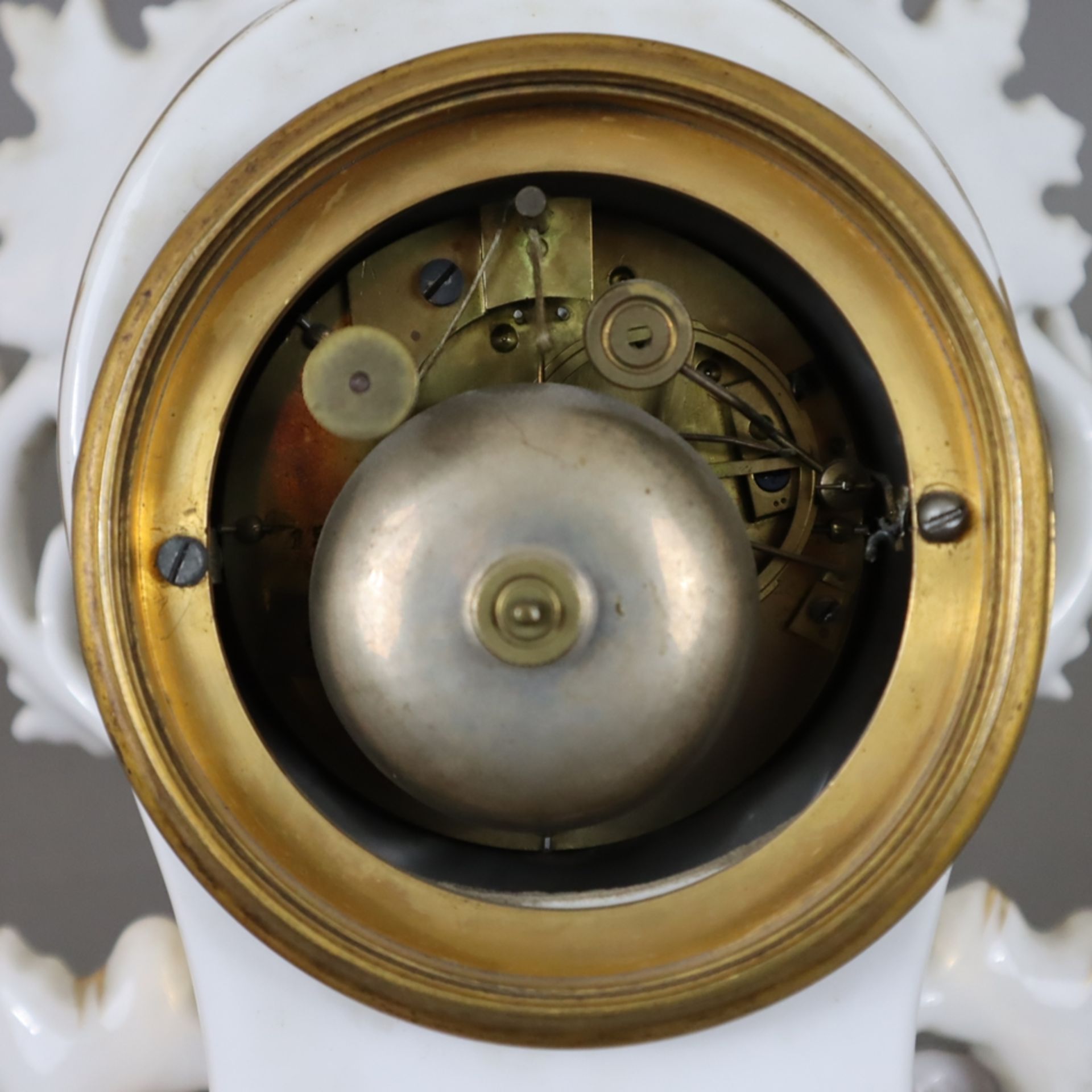 Porzellanuhr - teils durchbrochen gearbeitetes Rocaillegehäuse mit polychromer Blumenmalerei, Golds - Image 9 of 11